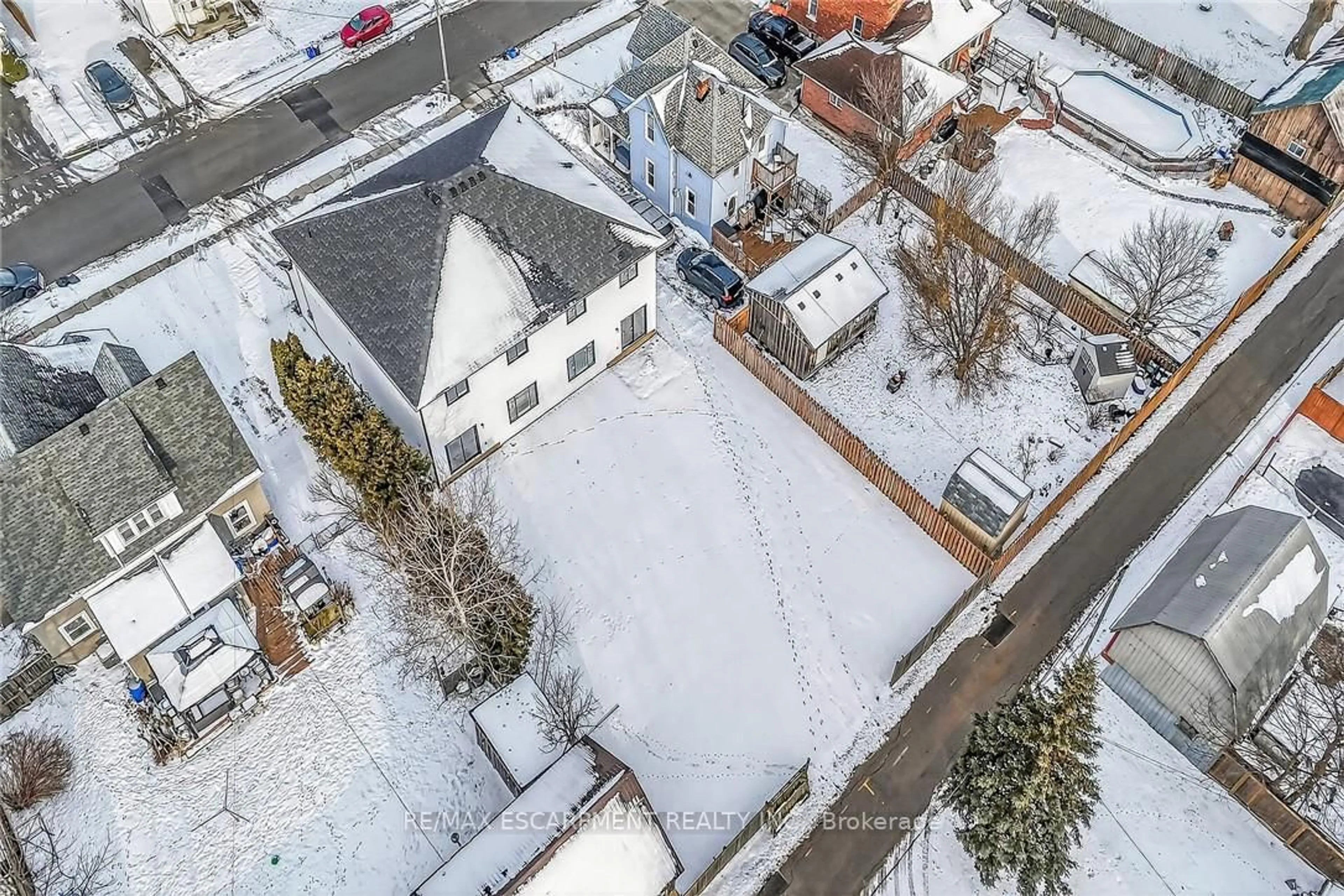 A pic from outside/outdoor area/front of a property/back of a property/a pic from drone, street for 45 A Howard St, Haldimand Ontario N0A 1H0