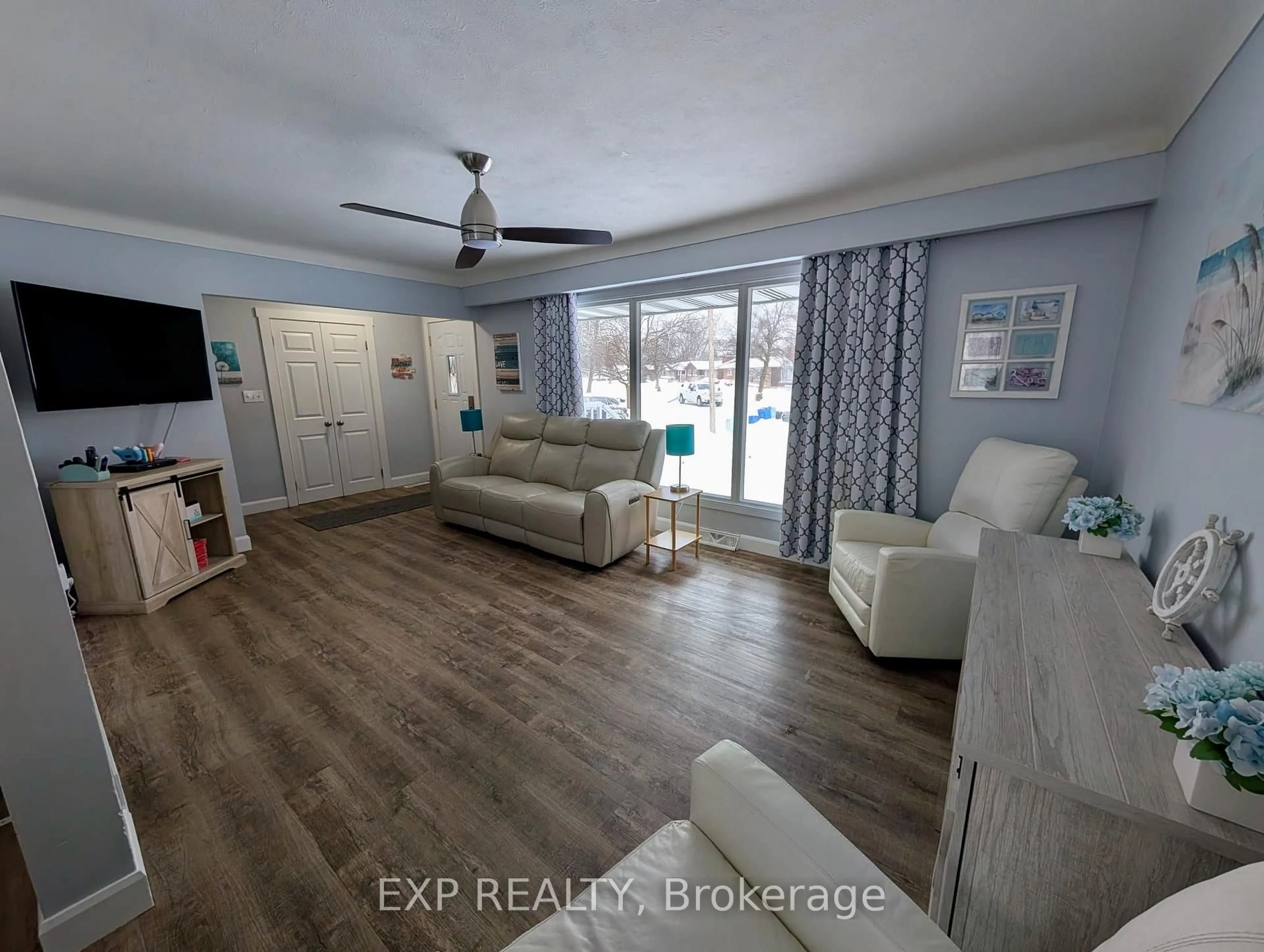 Living room with furniture, unknown for 8857 Banting Ave, Niagara Falls Ontario L2G 7A1