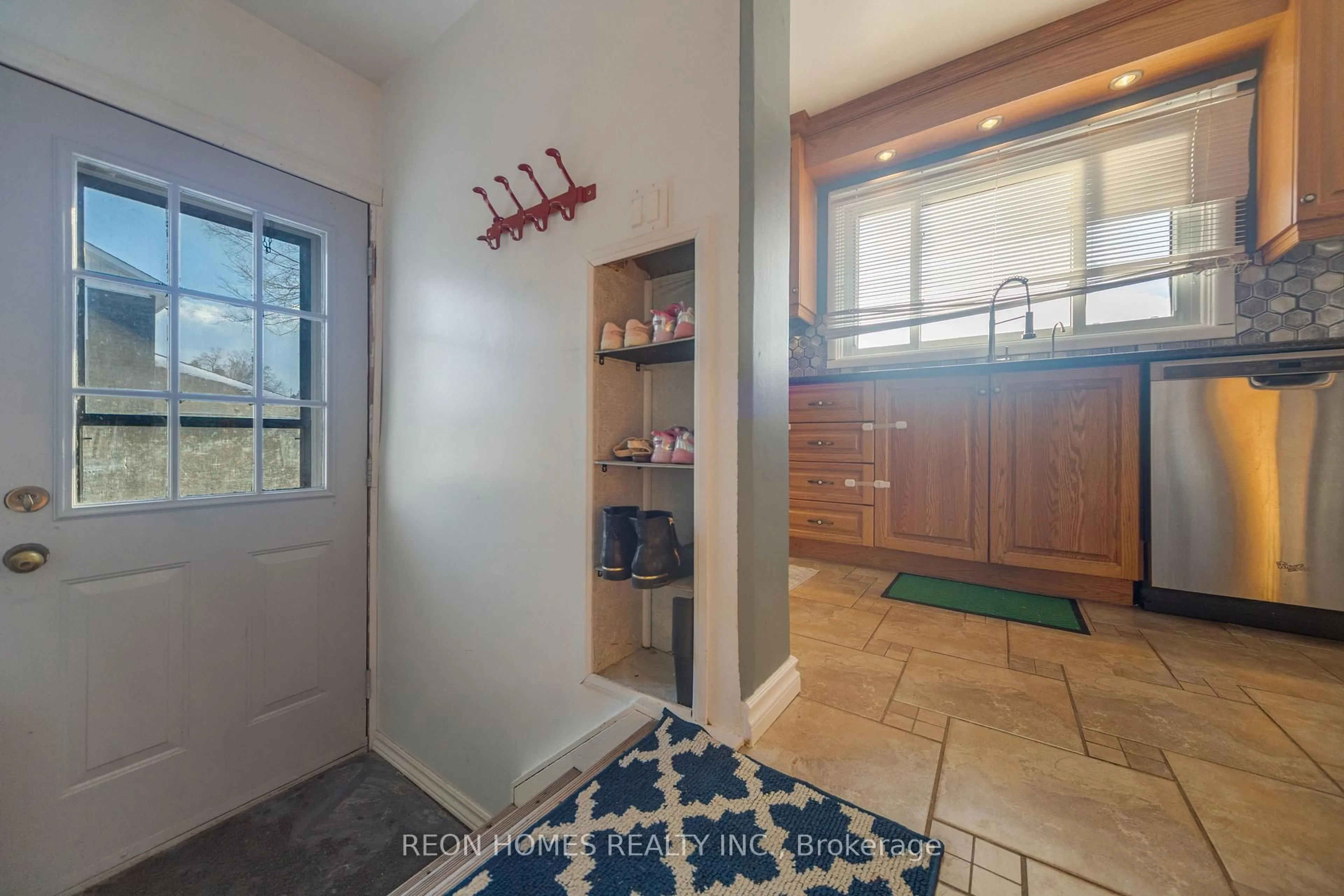 Indoor entryway for 2250 Pitt St, Cornwall Ontario K6K 1A3