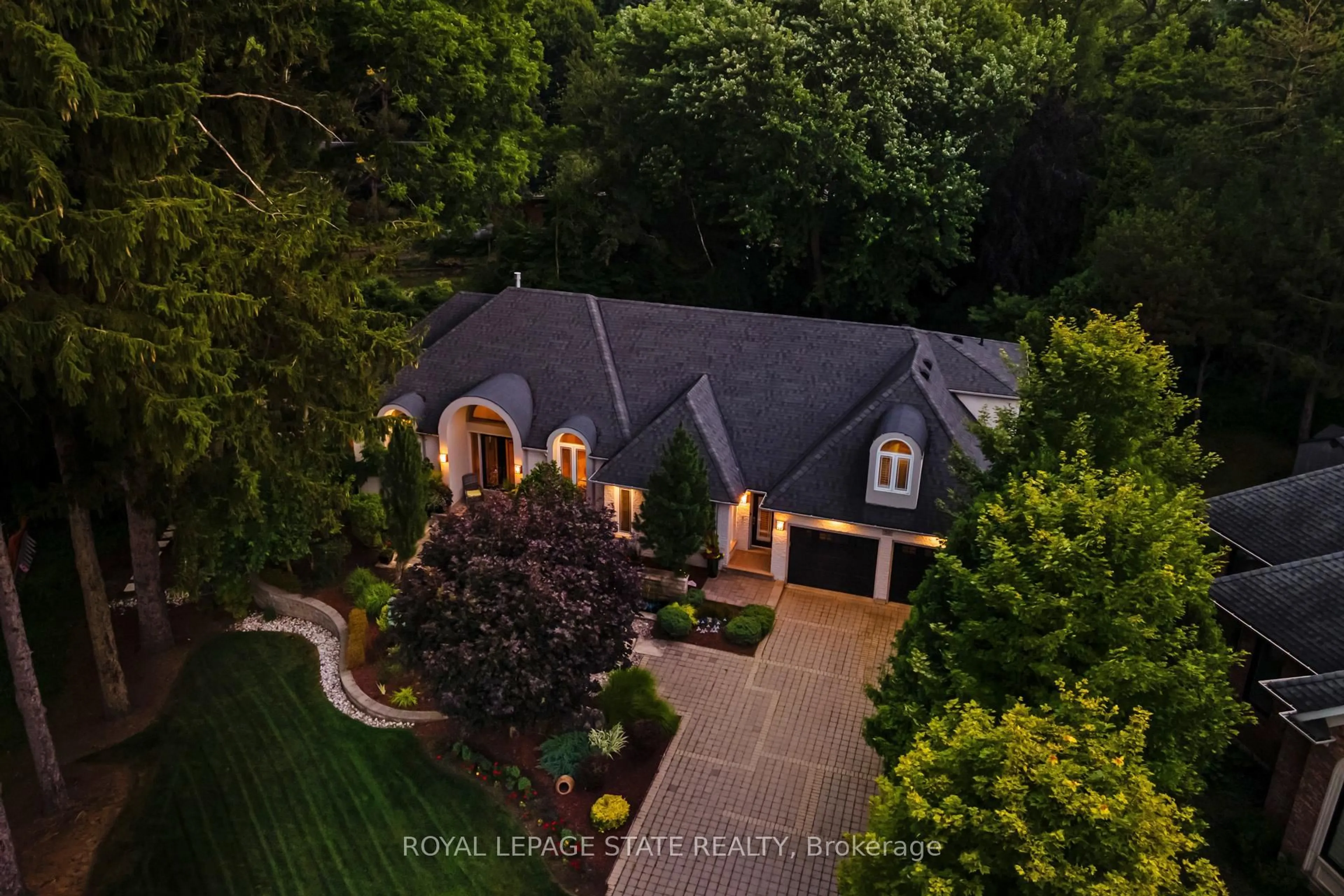 A pic from outside/outdoor area/front of a property/back of a property/a pic from drone, unknown for 34 Harrington Pl, Hamilton Ontario L9G 4Z2