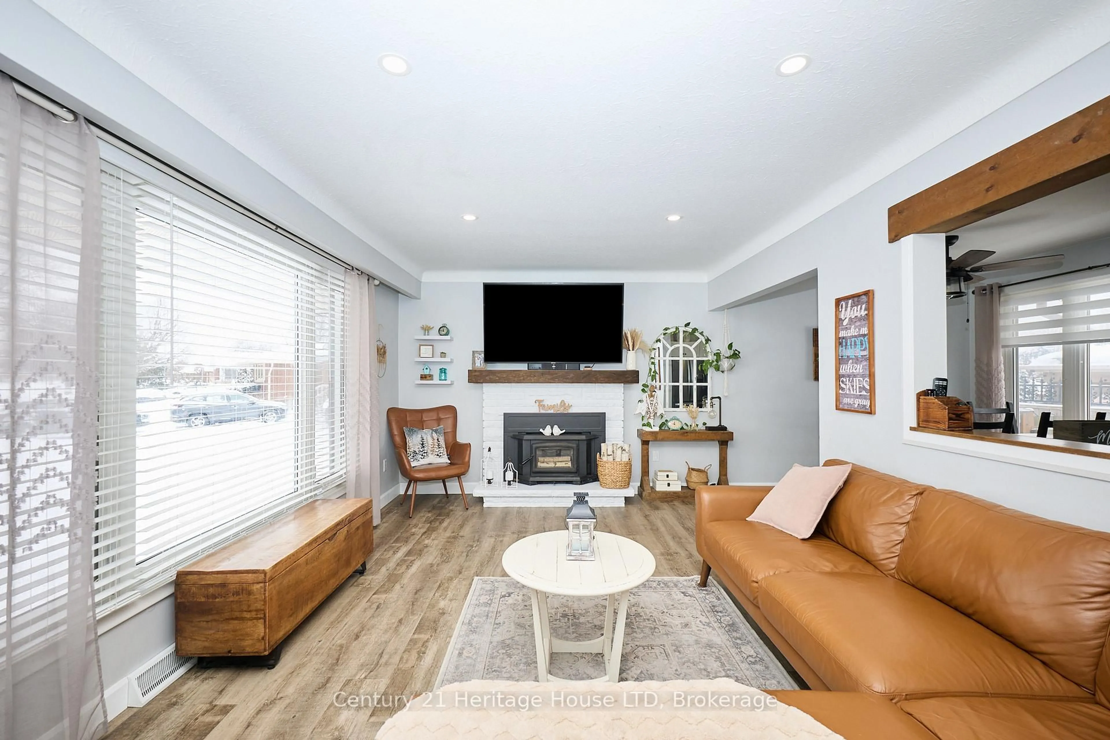 Living room with furniture, unknown for 8845 Banting Ave, Niagara Falls Ontario L2G 7A1