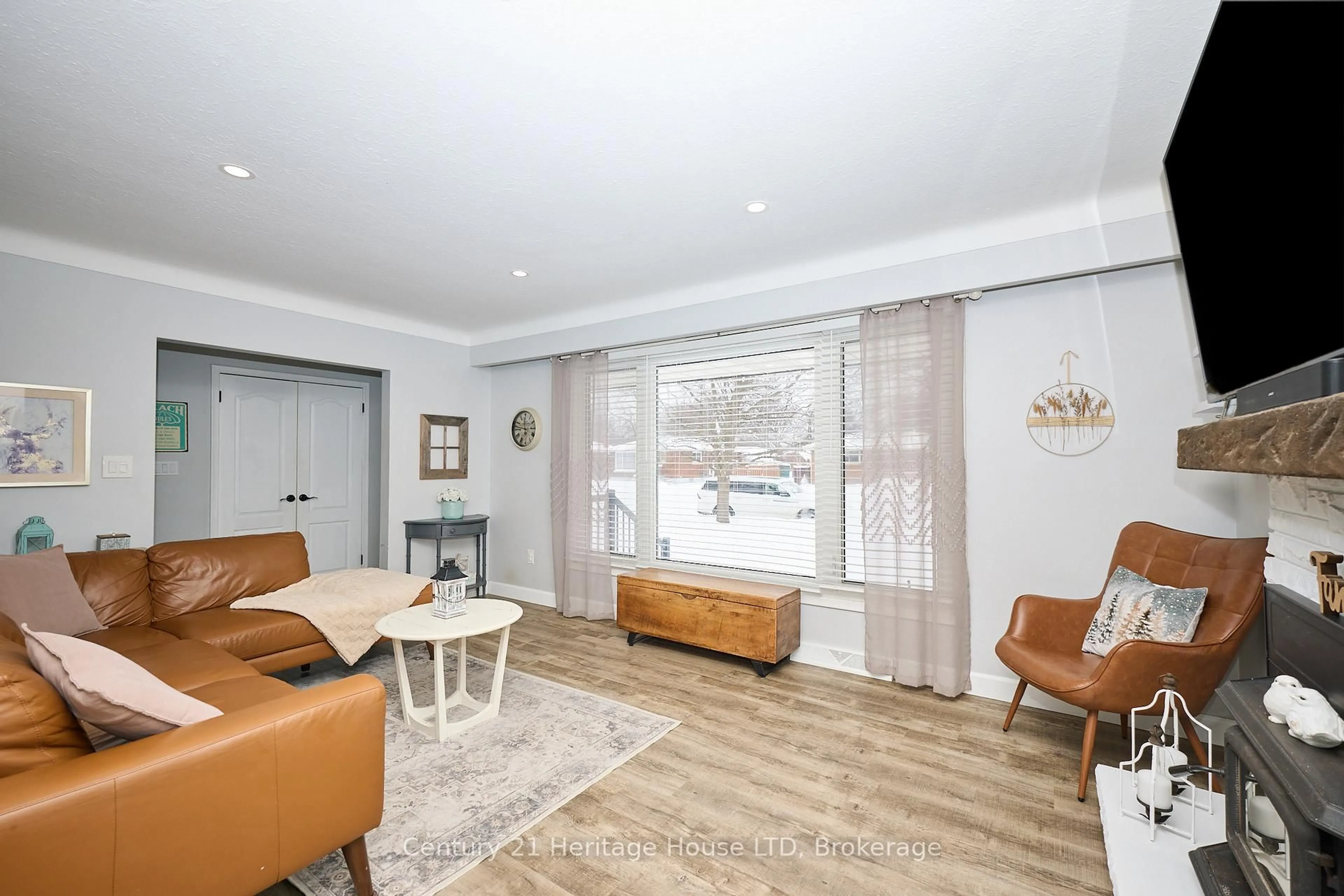 Living room with furniture, wood/laminate floor for 8845 Banting Ave, Niagara Falls Ontario L2G 7A1