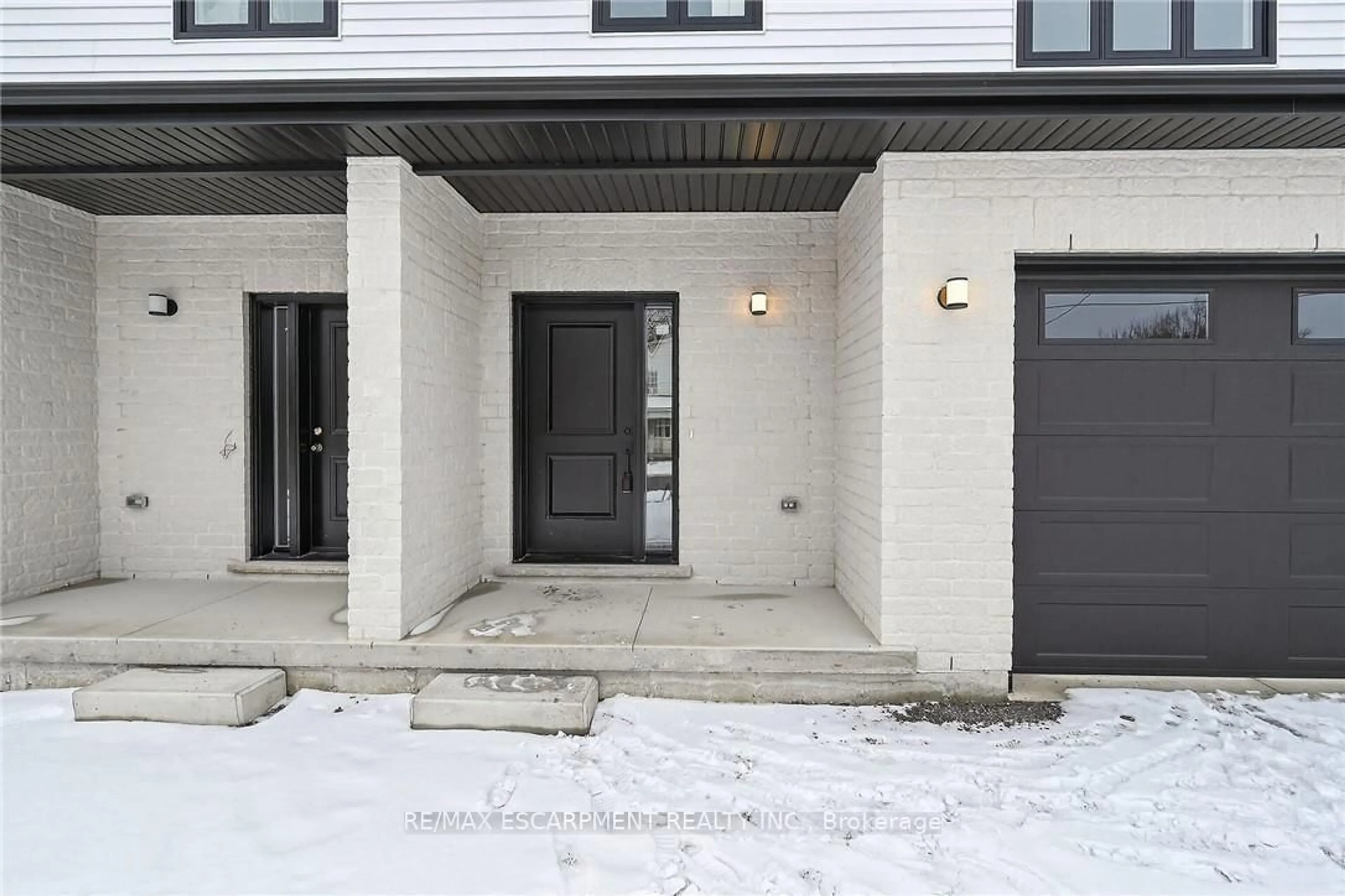 Indoor entryway for 45 B Howard St, Haldimand Ontario N0A 1H0