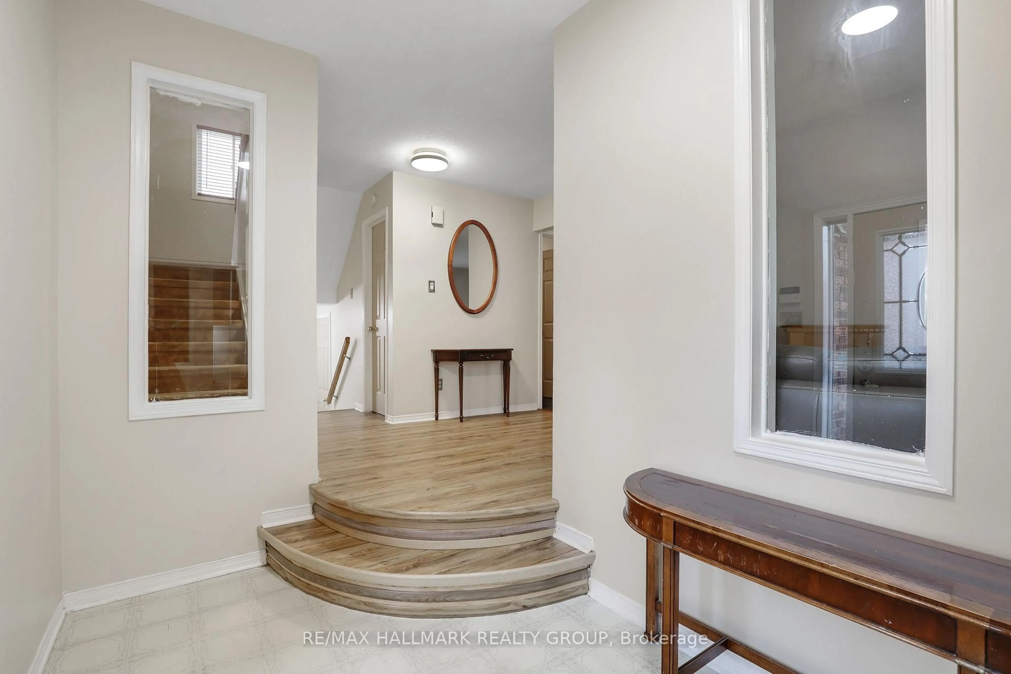 Indoor entryway for 6 Robina Ave, Ottawa Ontario K2H 9R3