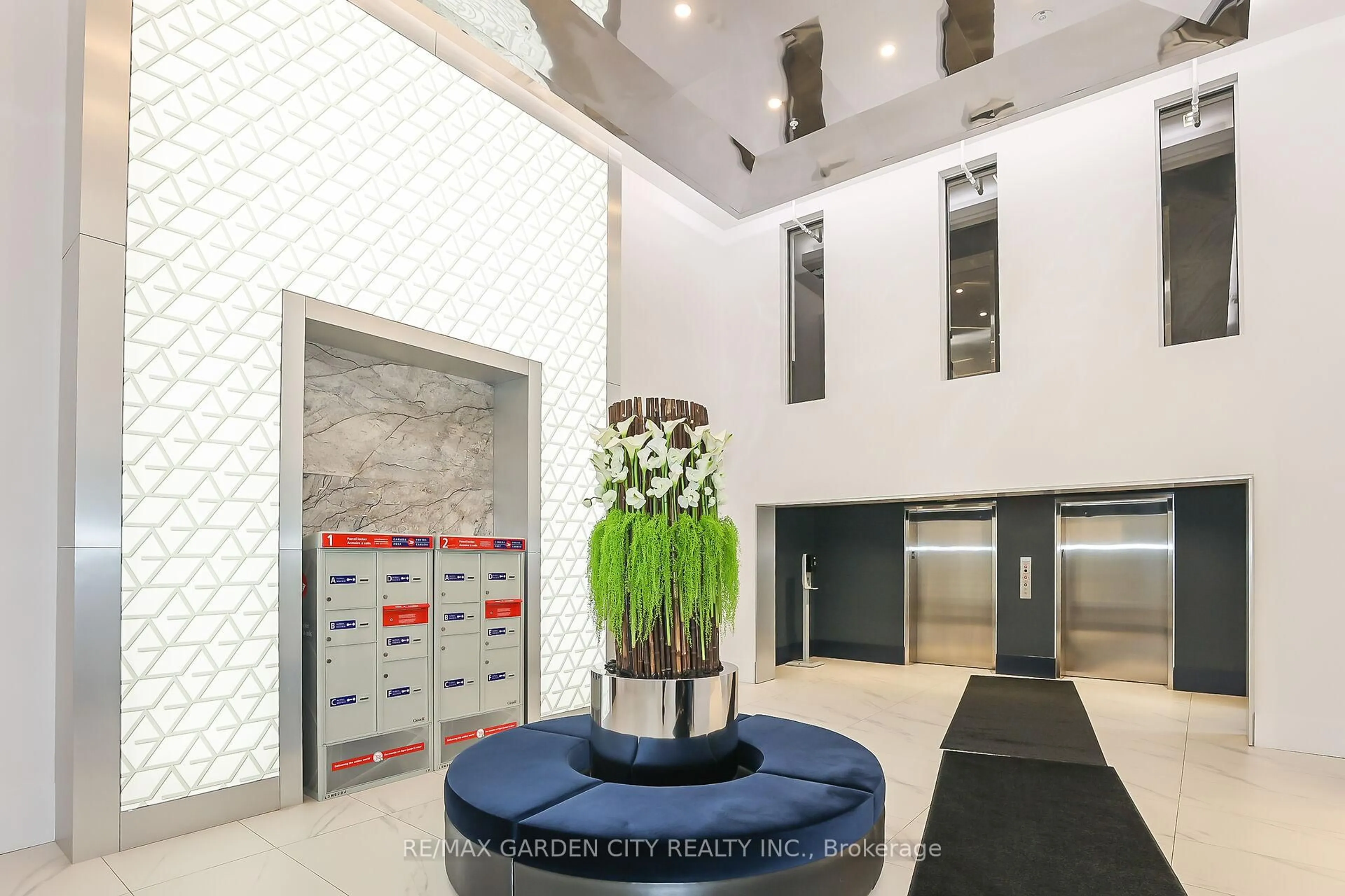 Indoor foyer for 16 Concord Pl #431, Grimsby Ontario L3M 0J1