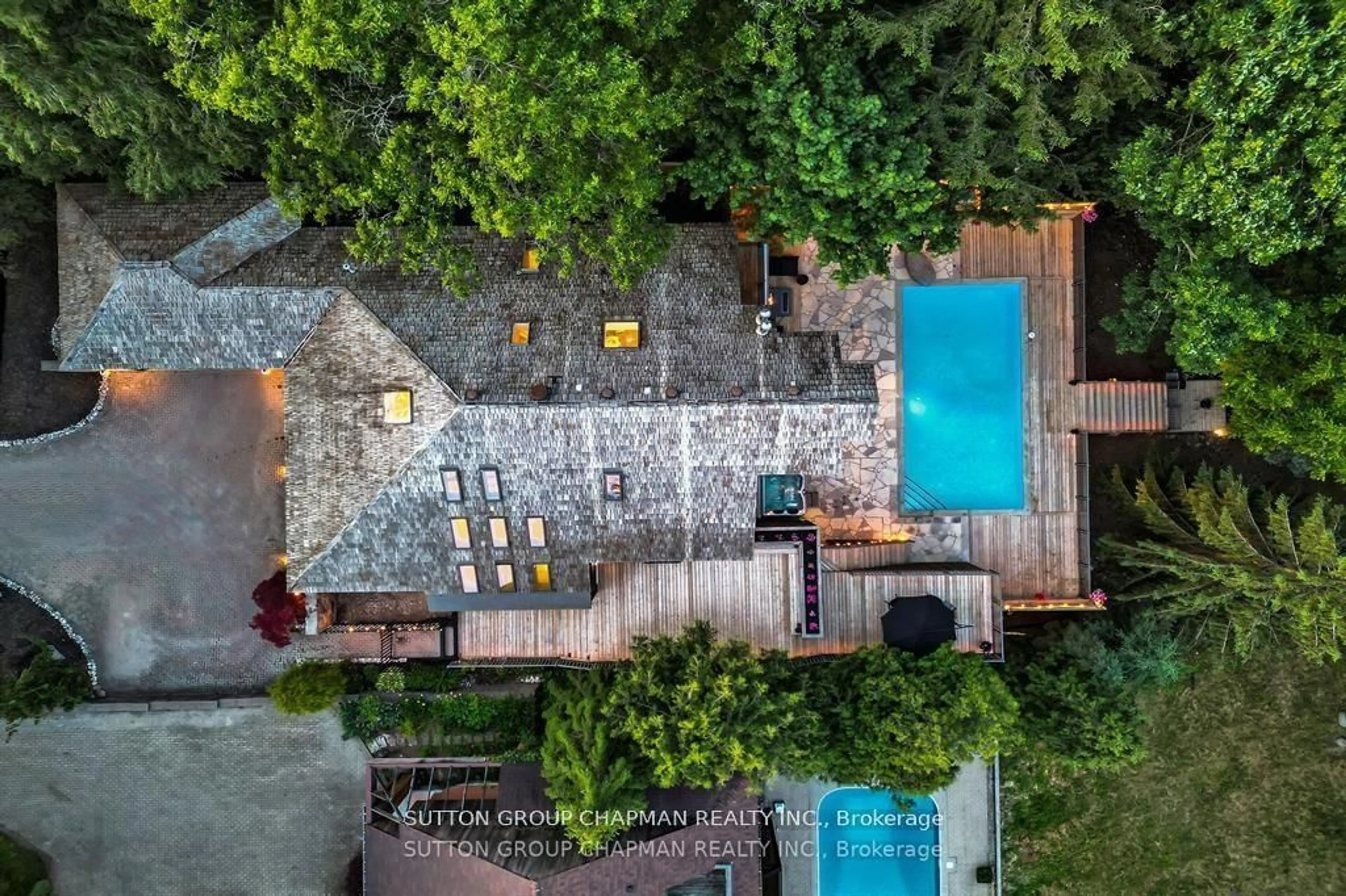 A pic from outside/outdoor area/front of a property/back of a property/a pic from drone, street for 712 Riverside Dr, London North Ontario N6H 2S4
