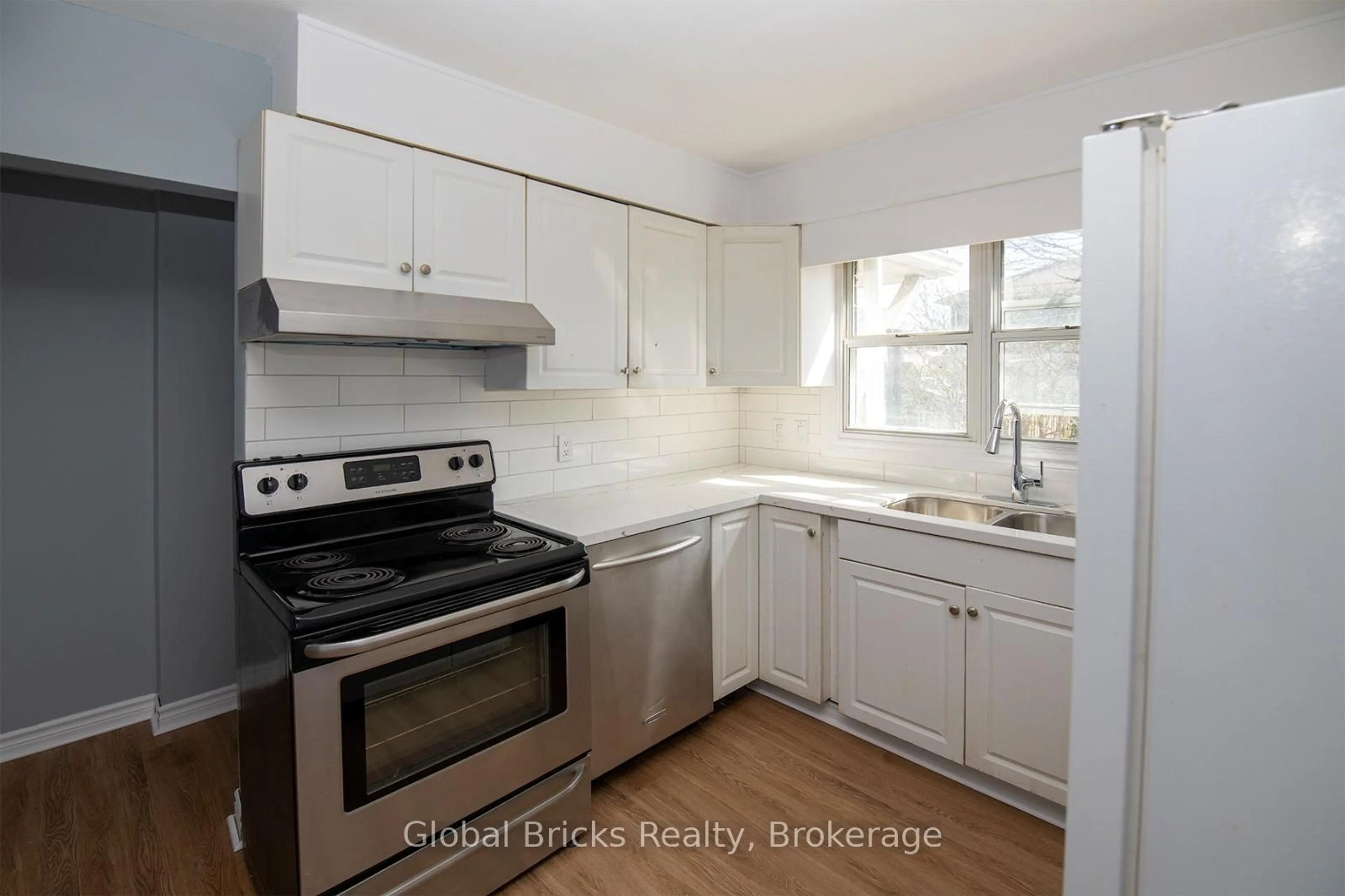 Standard kitchen, unknown for 32 Wistow St, London East Ontario N5V 1E1