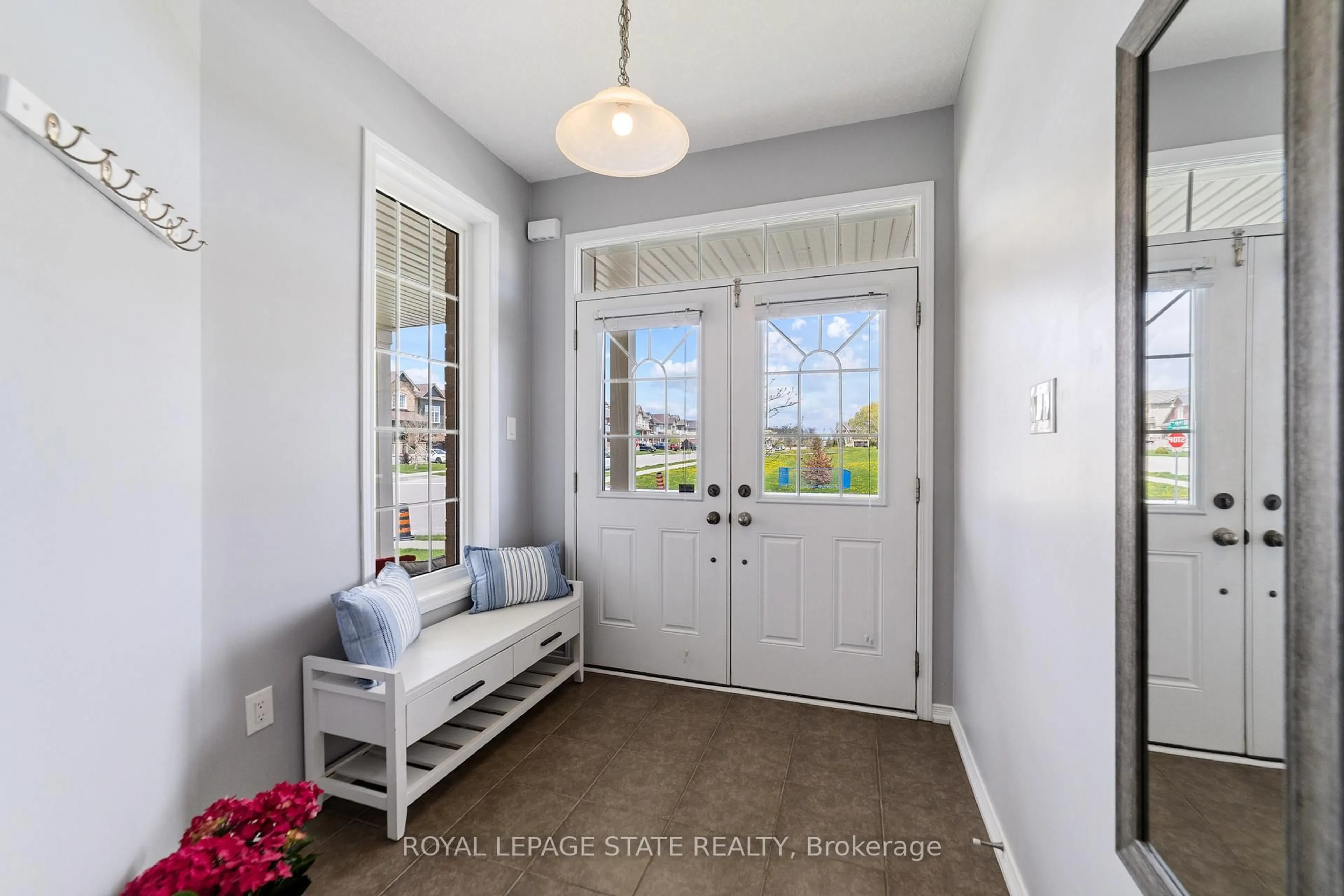 Indoor entryway for 4 Tinlin Dr, Hamilton Ontario L0R 1C0