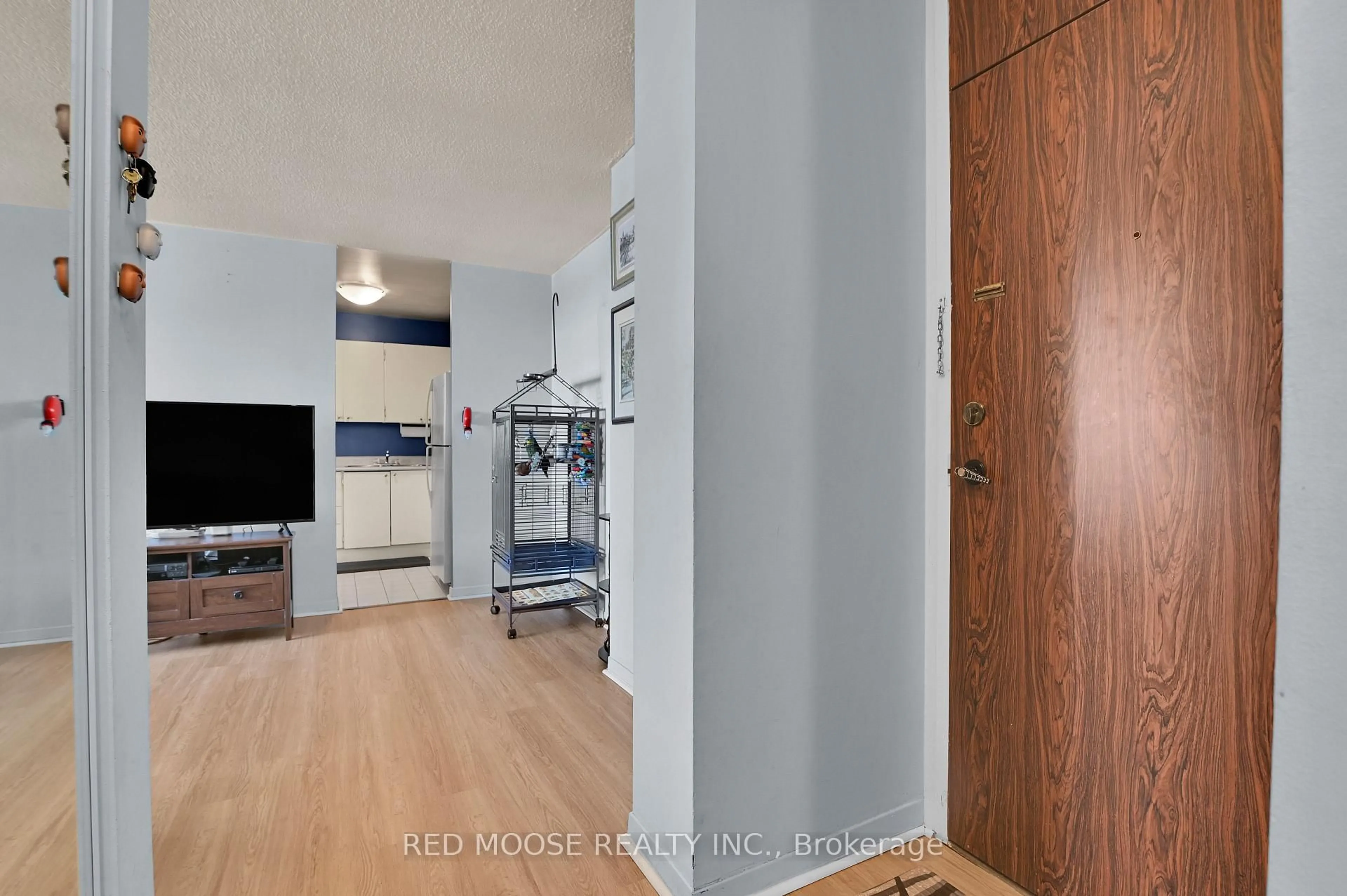 Indoor entryway for 2000 Jasmine Cres #317, Ottawa Ontario K1J 8K4