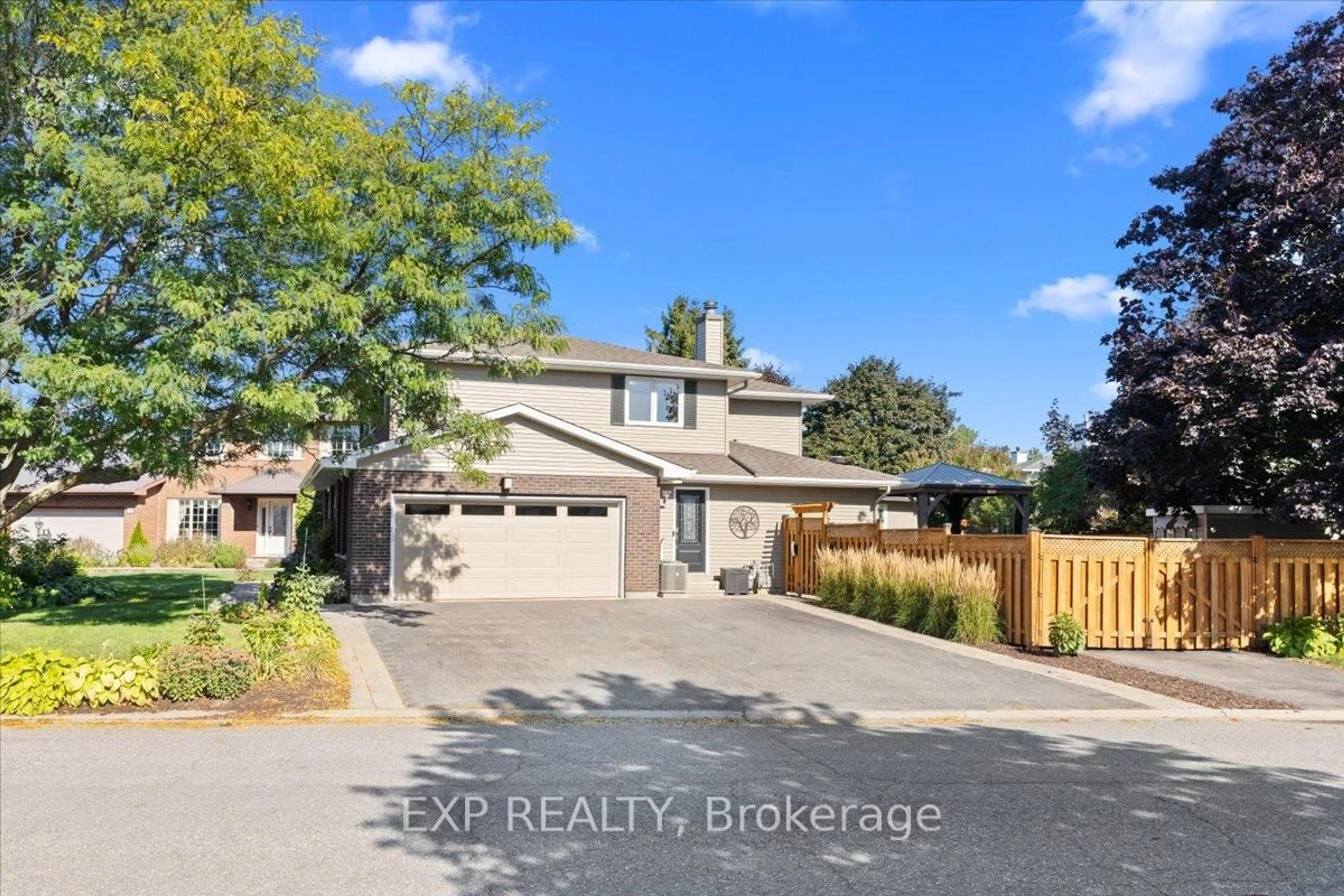 A pic from outside/outdoor area/front of a property/back of a property/a pic from drone, street for 18 Ivylea St, Ottawa Ontario K2G 4X5