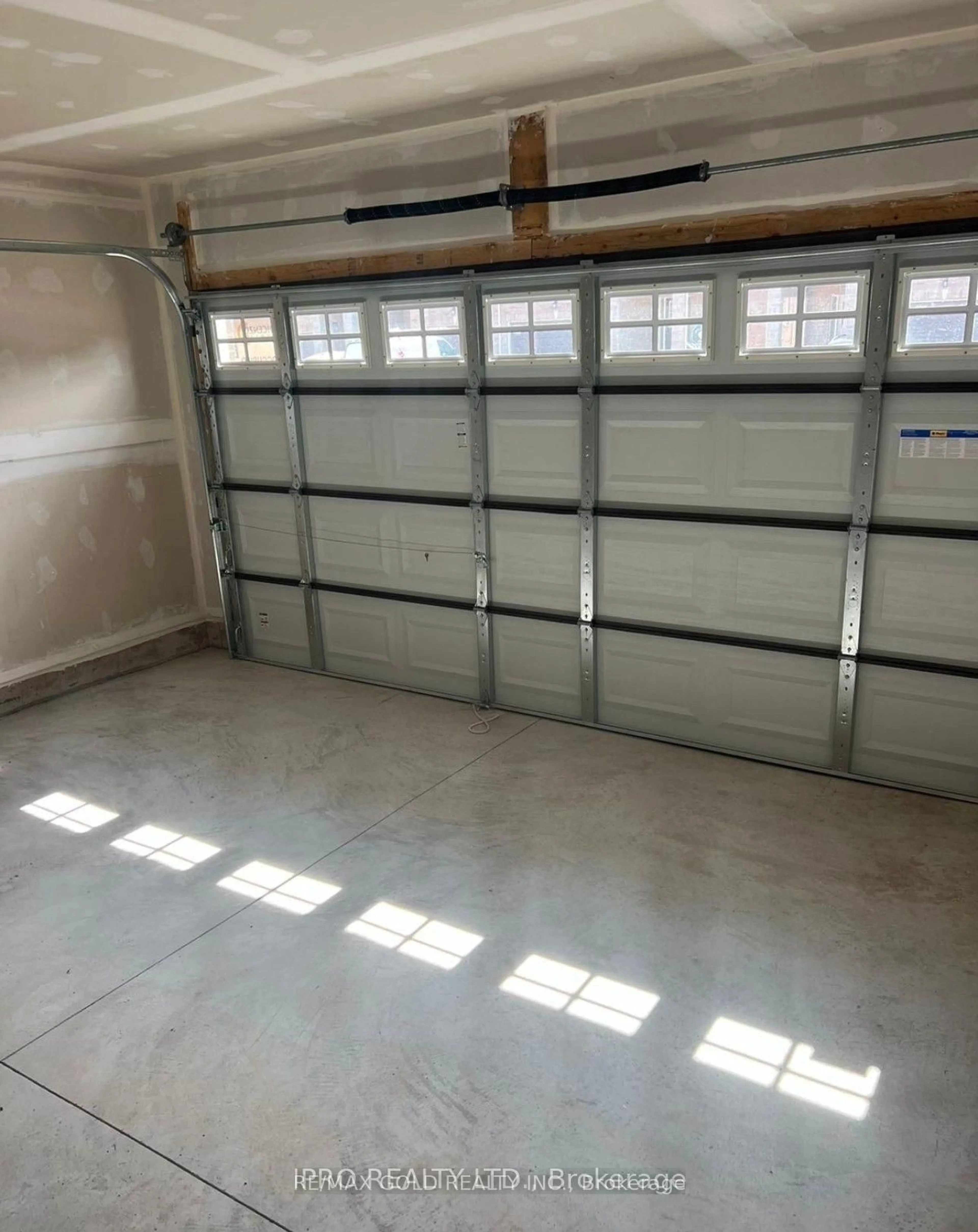 Indoor garage for 83 Pinot Cres, Hamilton Ontario L8E 0J9