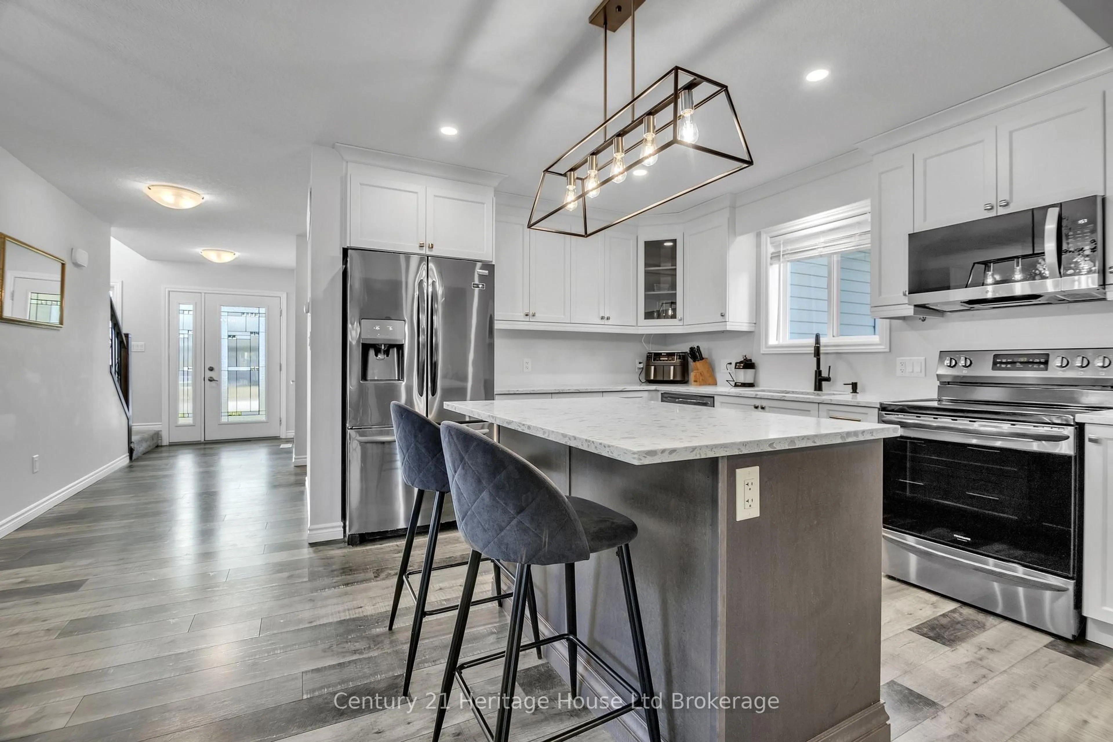 Open concept kitchen, ceramic/tile floor for 6 Sandy Crt, Tillsonburg Ontario N4G 0H6