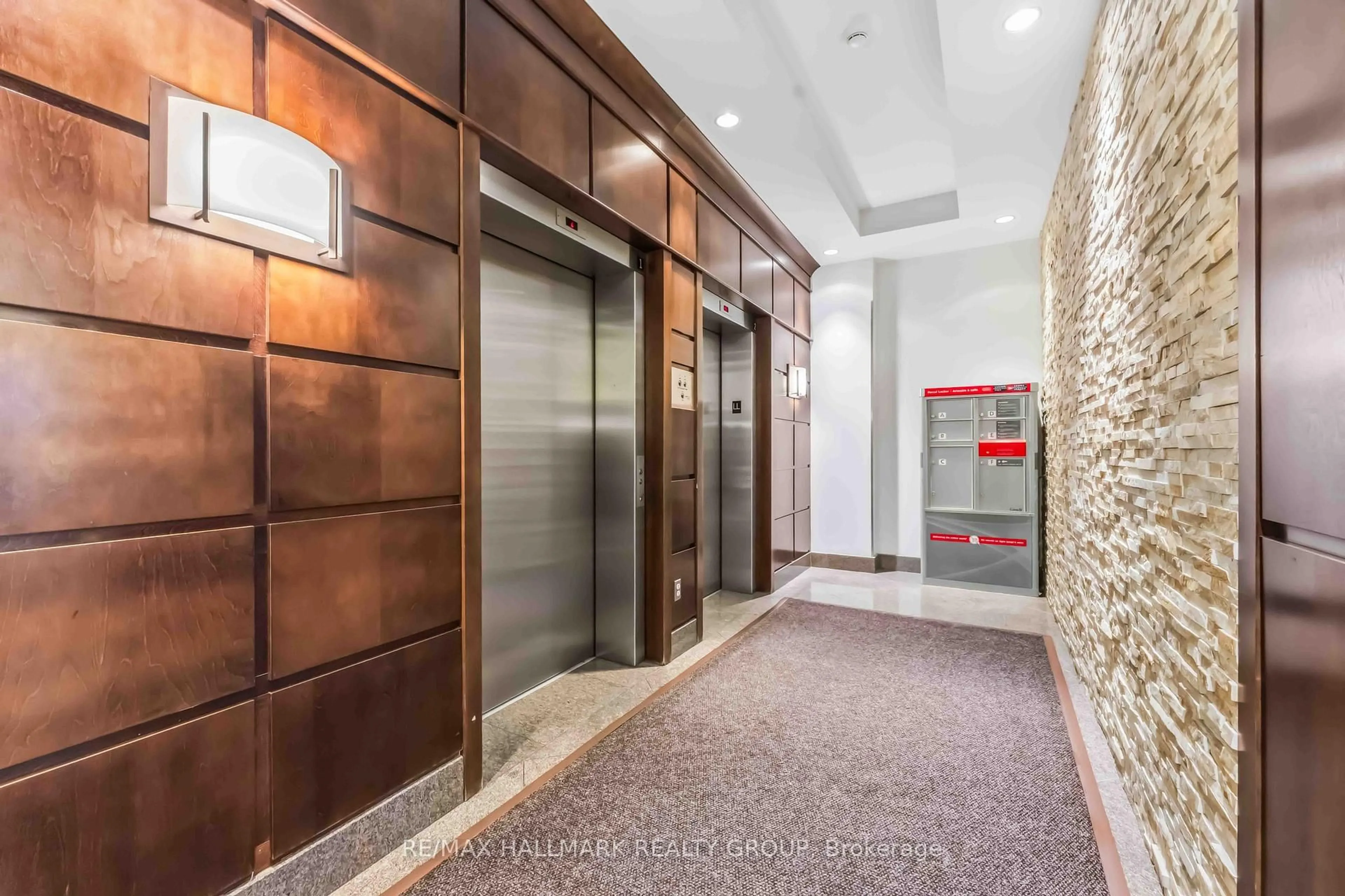 Indoor foyer for 200 Besserer St #204, Ottawa Ontario K1N 0A7