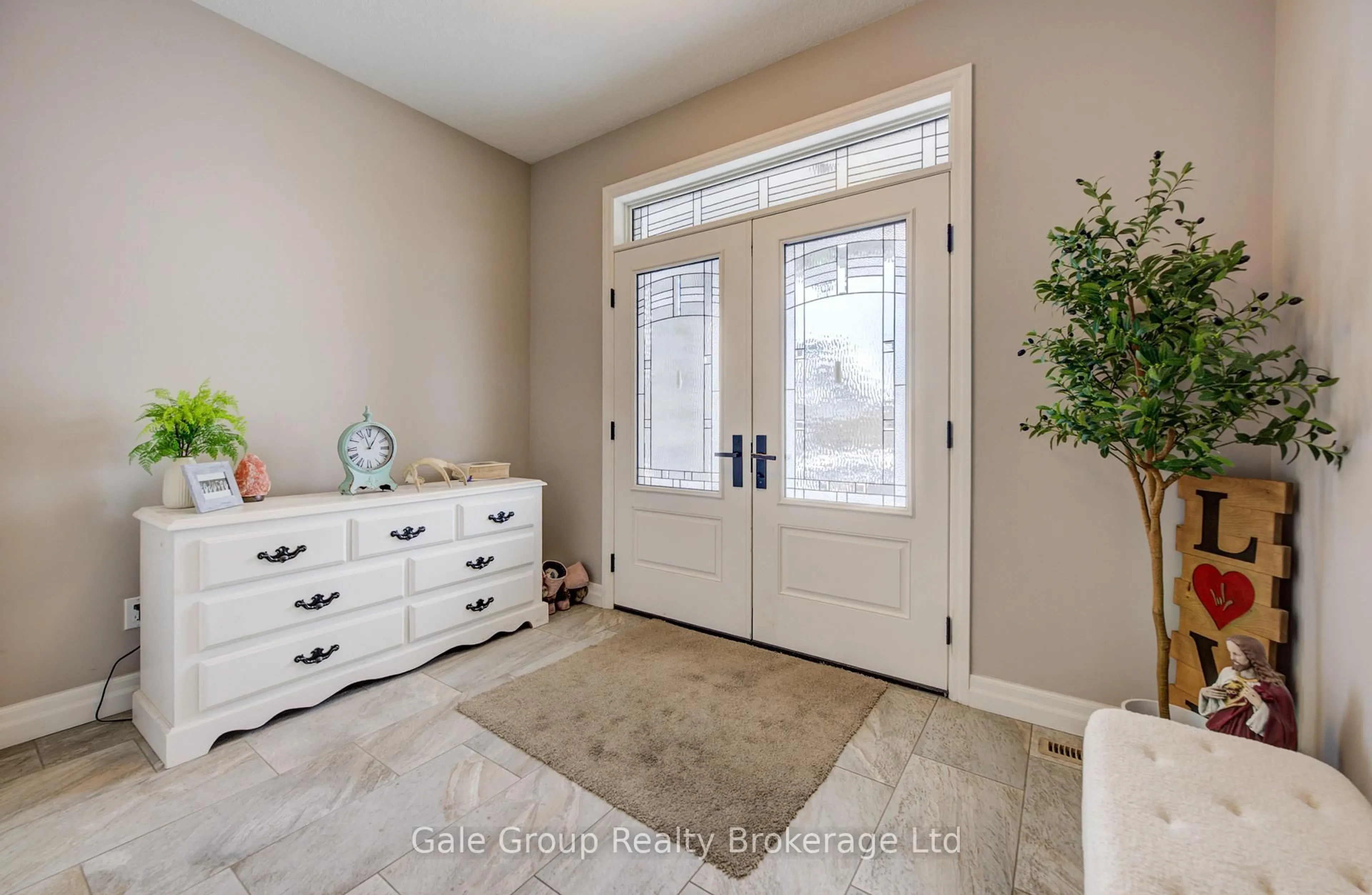Indoor entryway for 117 Juno Cres, Woodstock Ontario N4T 0A9