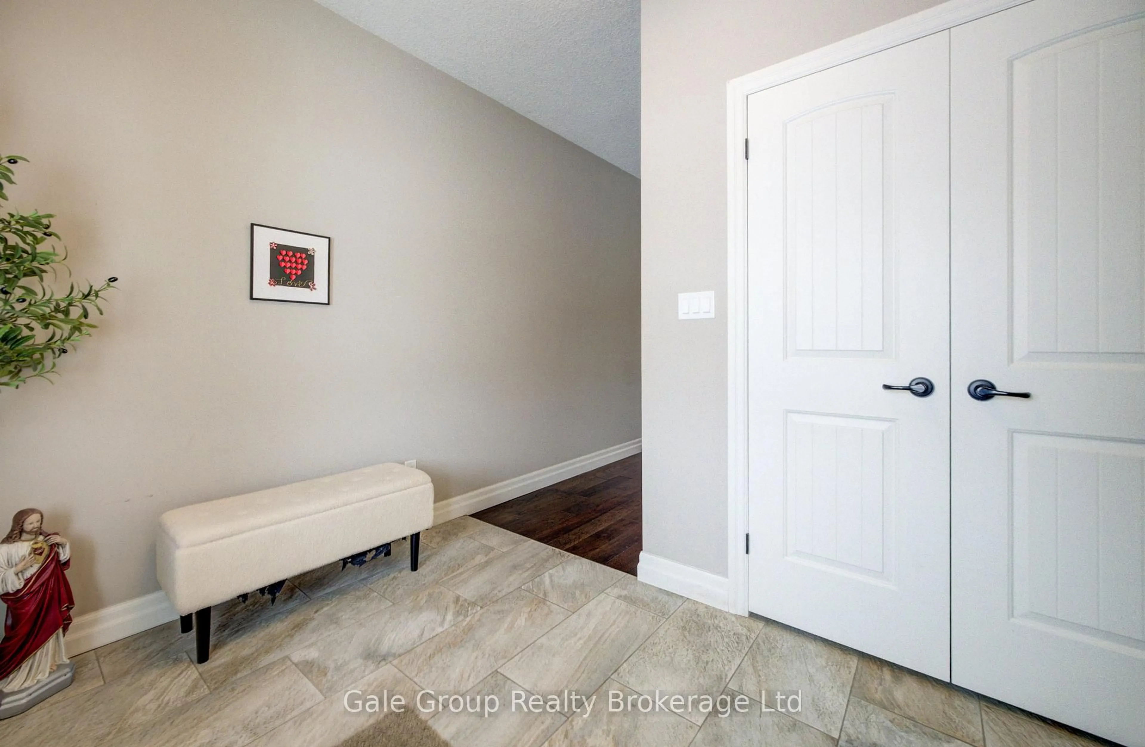 Indoor entryway for 117 Juno Cres, Woodstock Ontario N4T 0A9