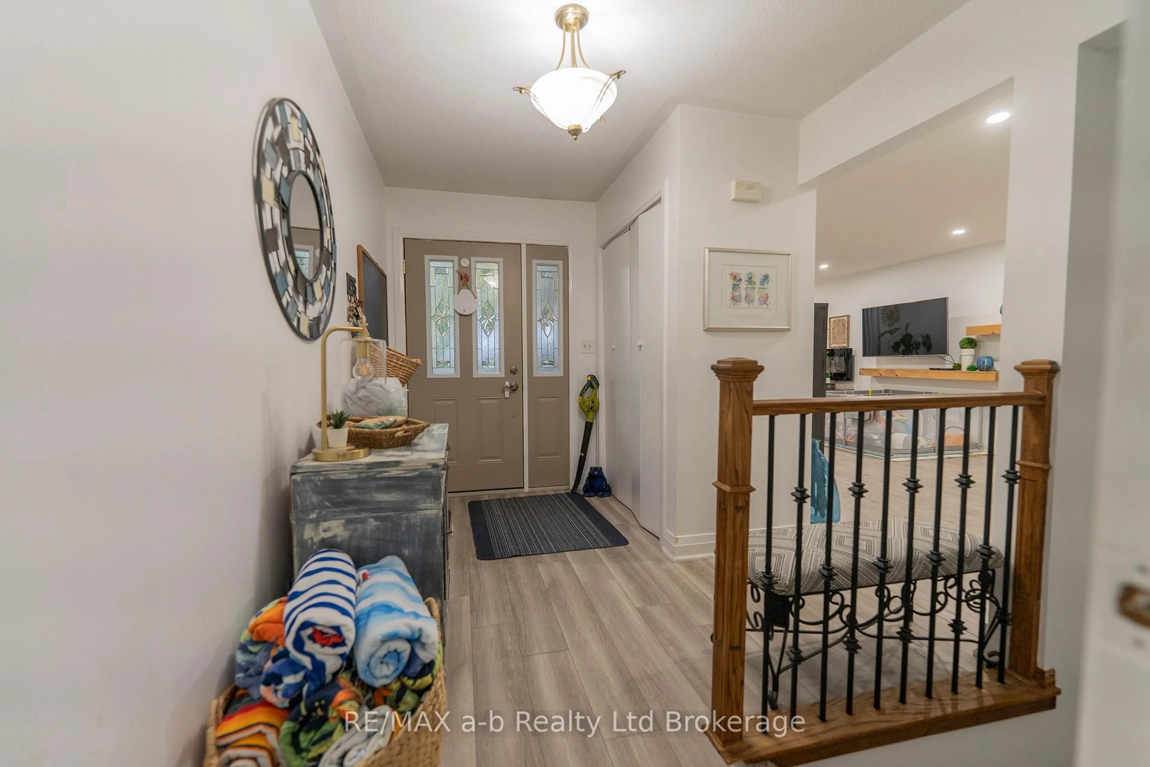 Indoor entryway for 6 Camdon Crt, Tillsonburg Ontario N4G 4B3