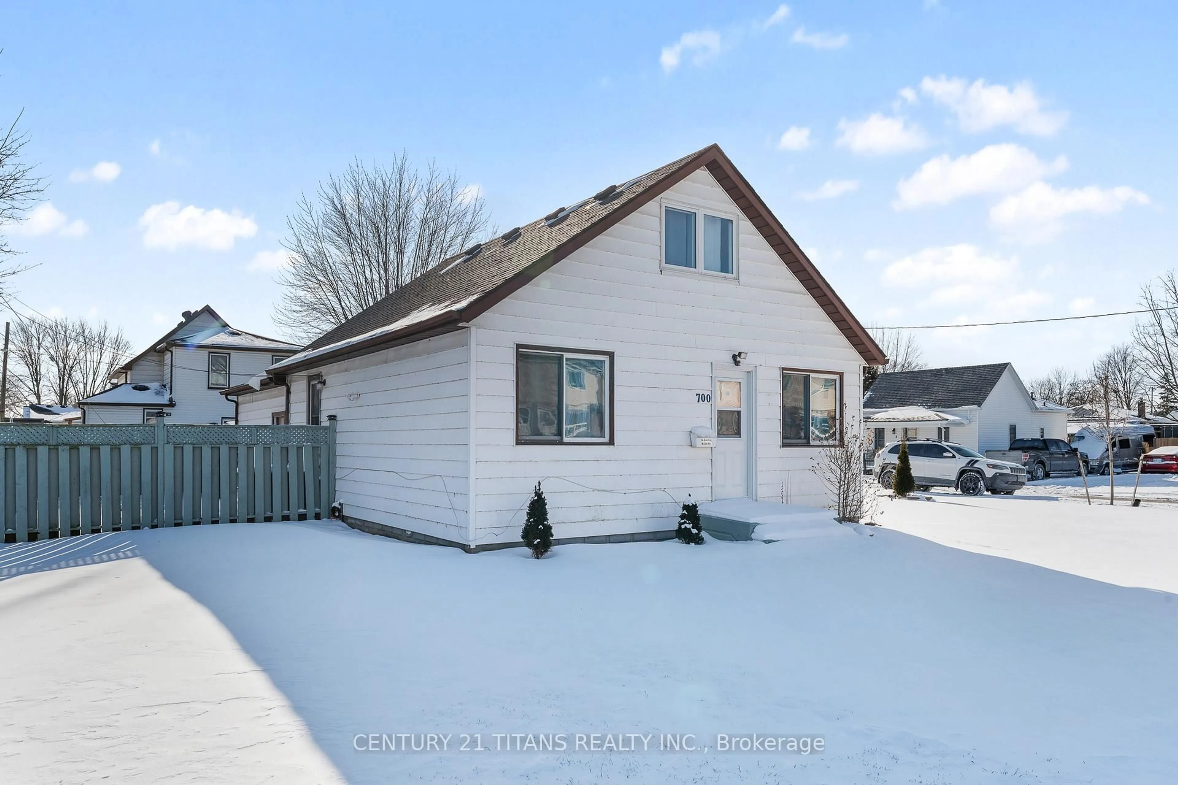 Home with vinyl exterior material, street for 700 Wallace St, Chatham-Kent Ontario N8A 1K2