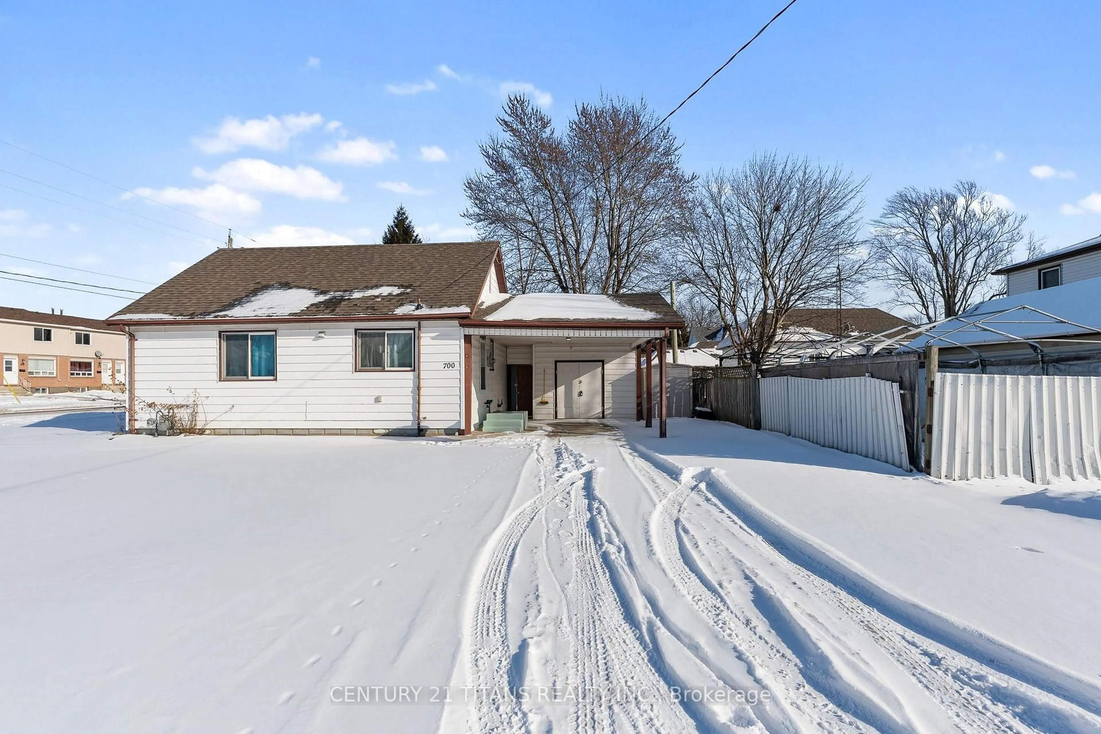 A pic from outside/outdoor area/front of a property/back of a property/a pic from drone, street for 700 Wallace St, Chatham-Kent Ontario N8A 1K2