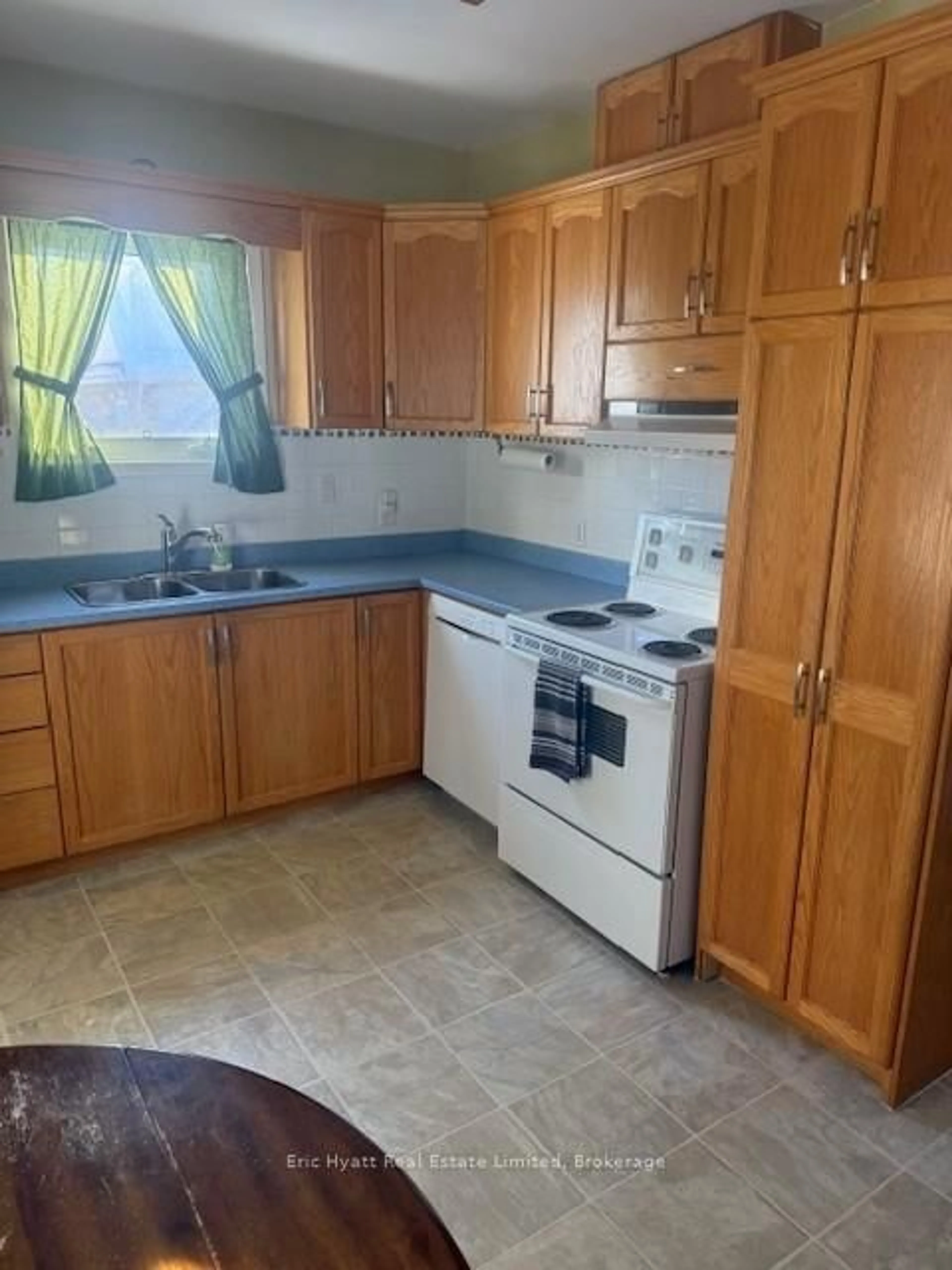 Standard kitchen, unknown for 526 Douglas St, North Bay Ontario P1B 5N6