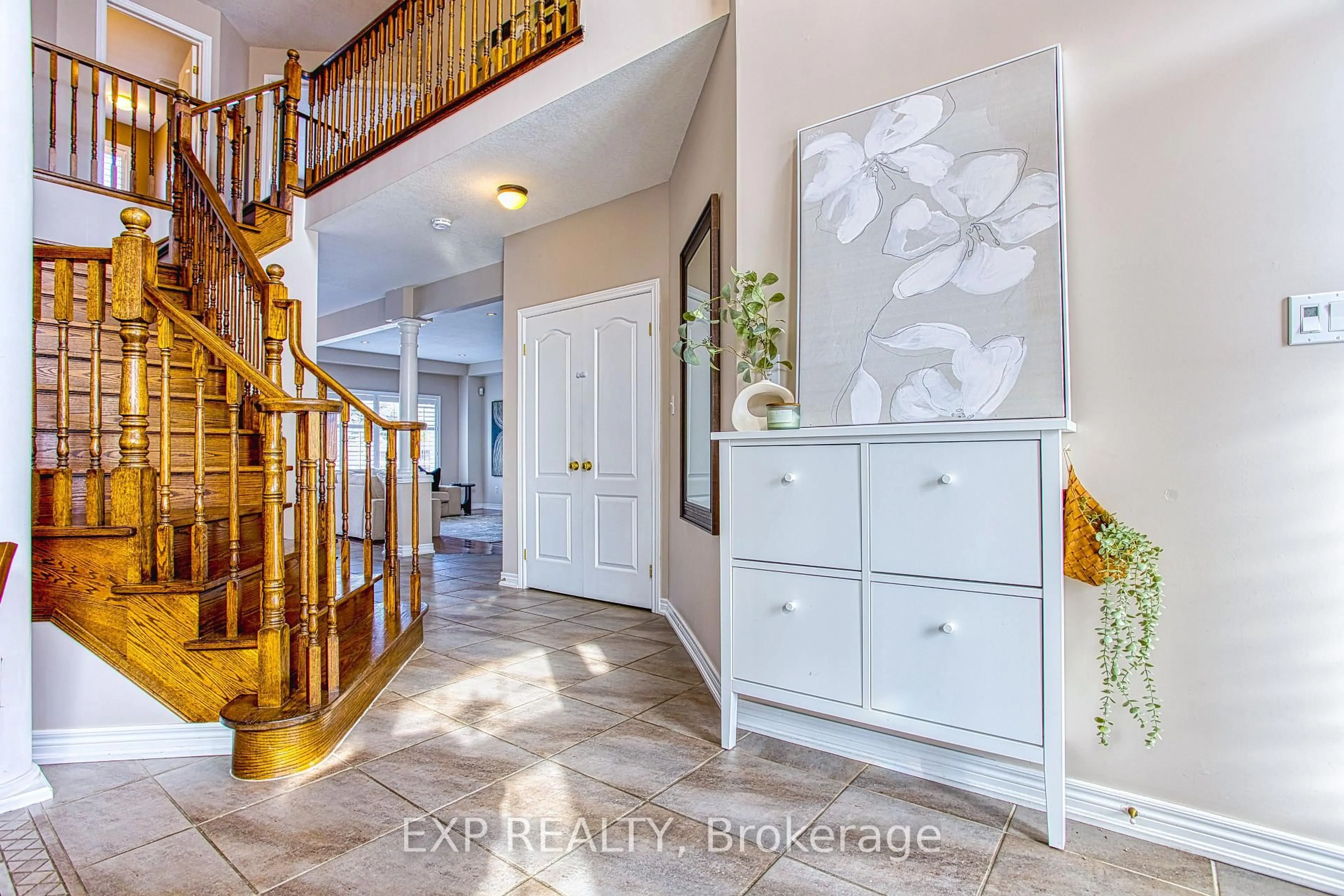 Indoor entryway for 52 Biggs Ave, Hamilton Ontario L9K 1R7