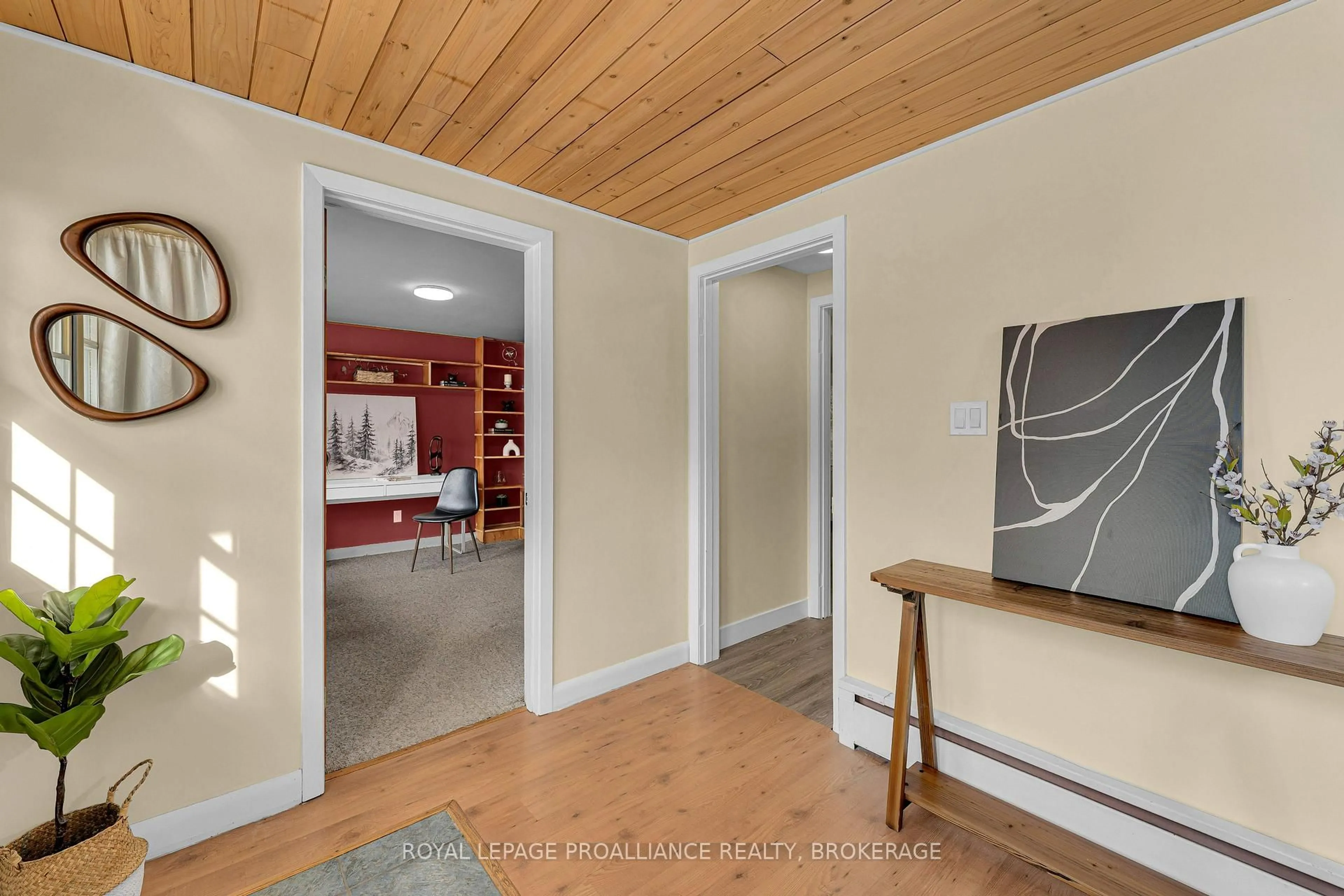 Indoor entryway for 10 Crerar Blvd, Kingston Ontario K7M 3P6