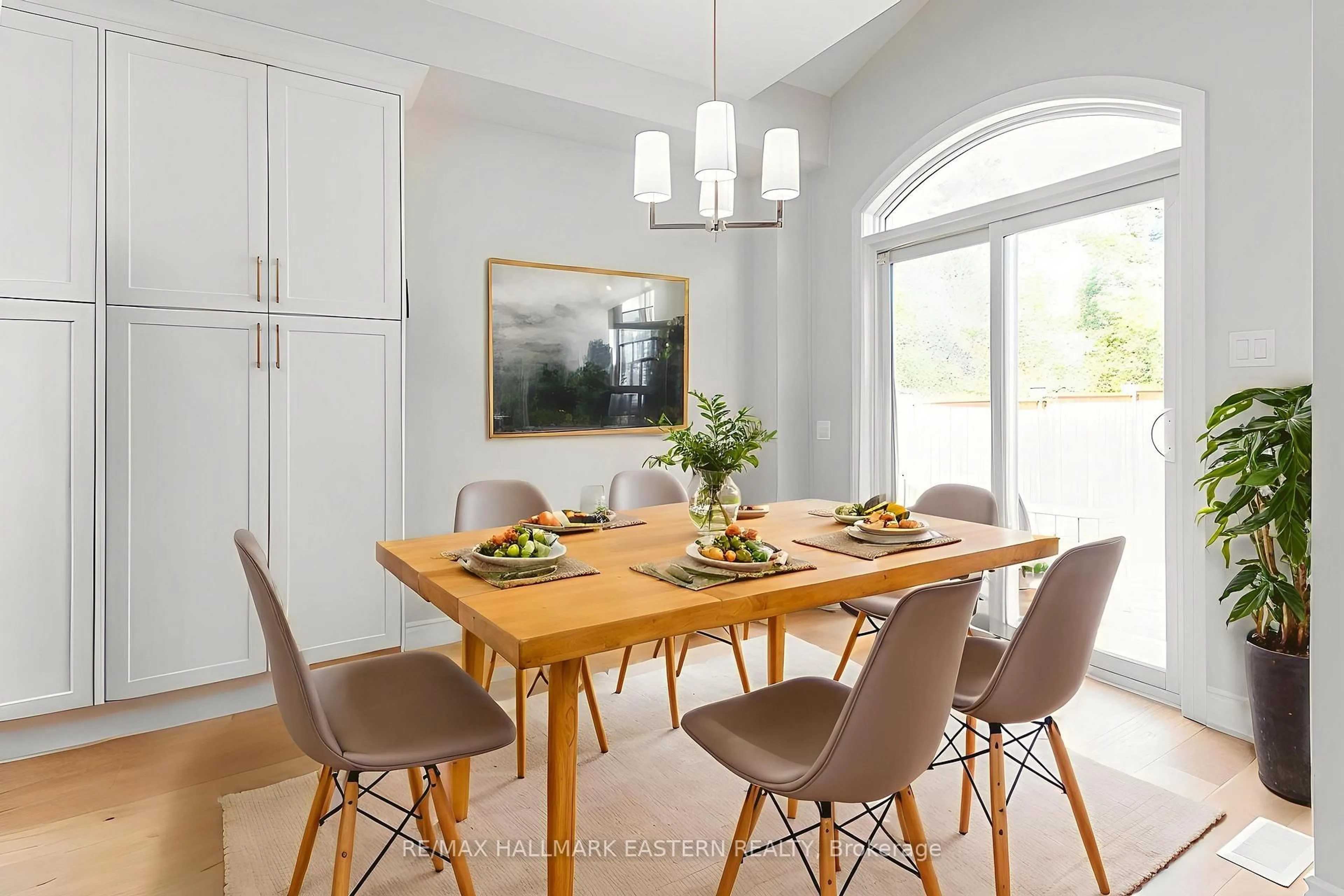 Dining room, wood/laminate floor for 34 Coldbrook Dr, Cavan Monaghan Ontario L0A 1G0