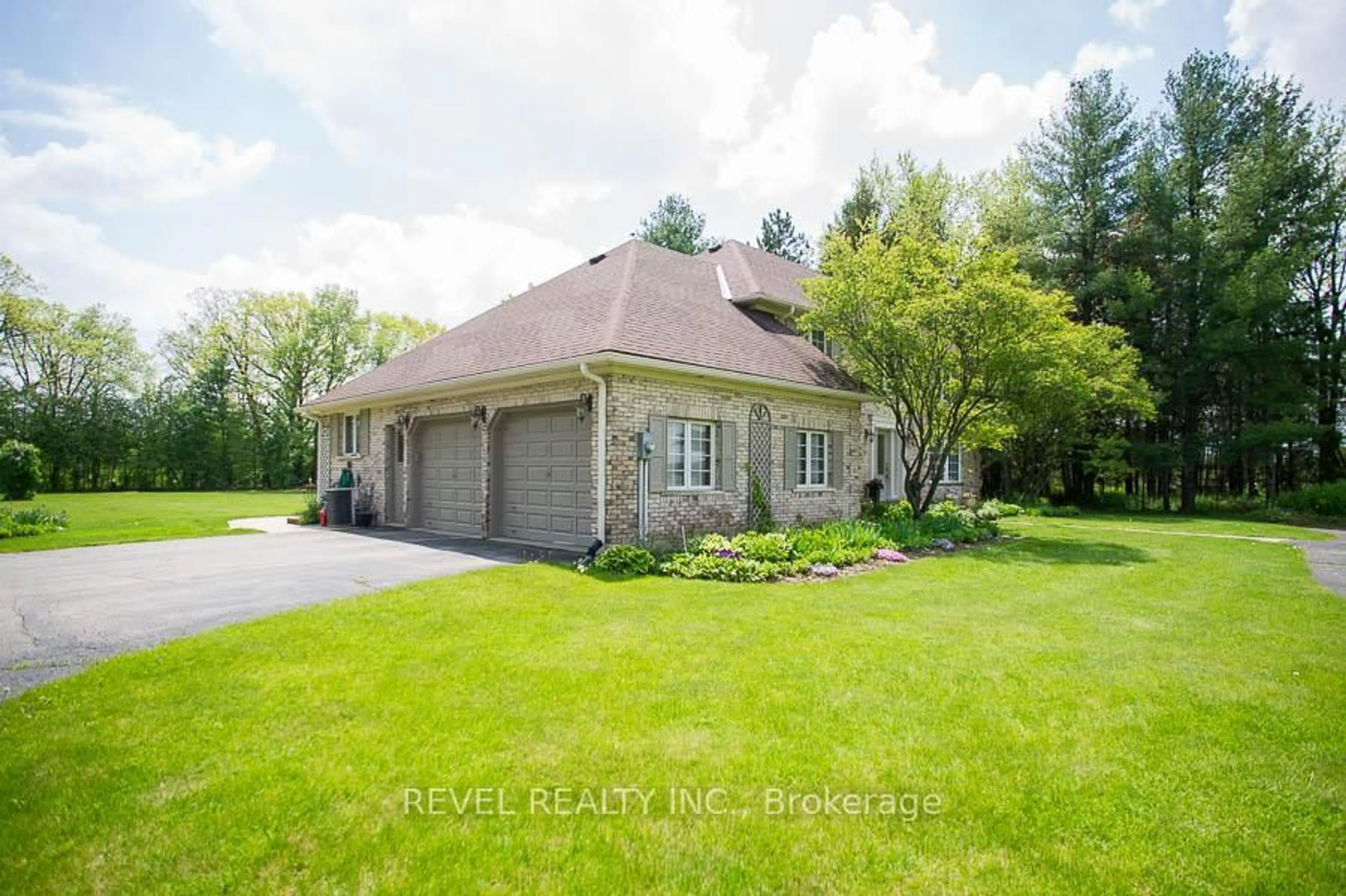 A pic from outside/outdoor area/front of a property/back of a property/a pic from drone, unknown for 92 Highland Dr, Brantford Ontario N3T 5L7