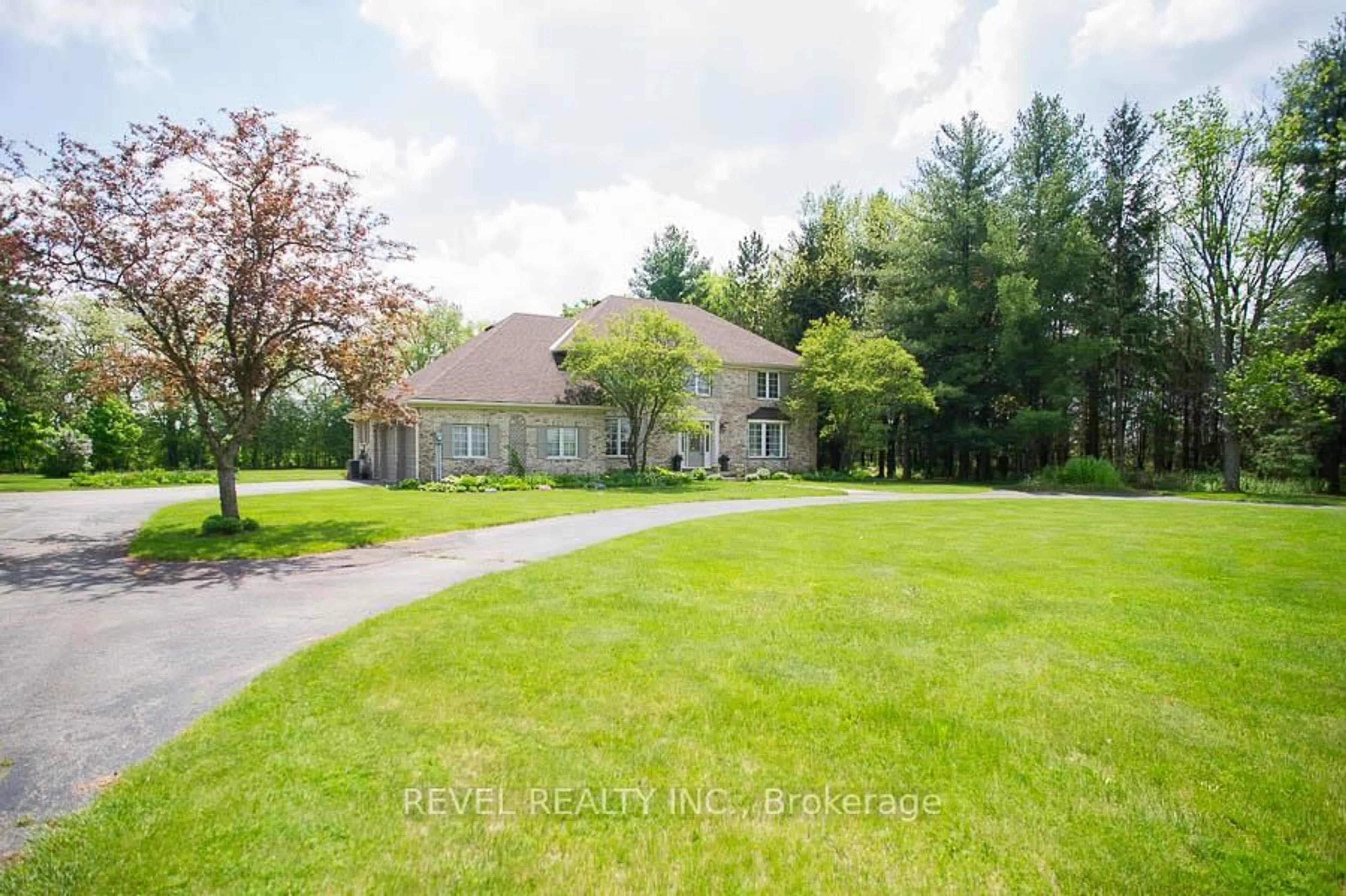 A pic from outside/outdoor area/front of a property/back of a property/a pic from drone, water/lake/river/ocean view for 92 Highland Dr, Brantford Ontario N3T 5L7