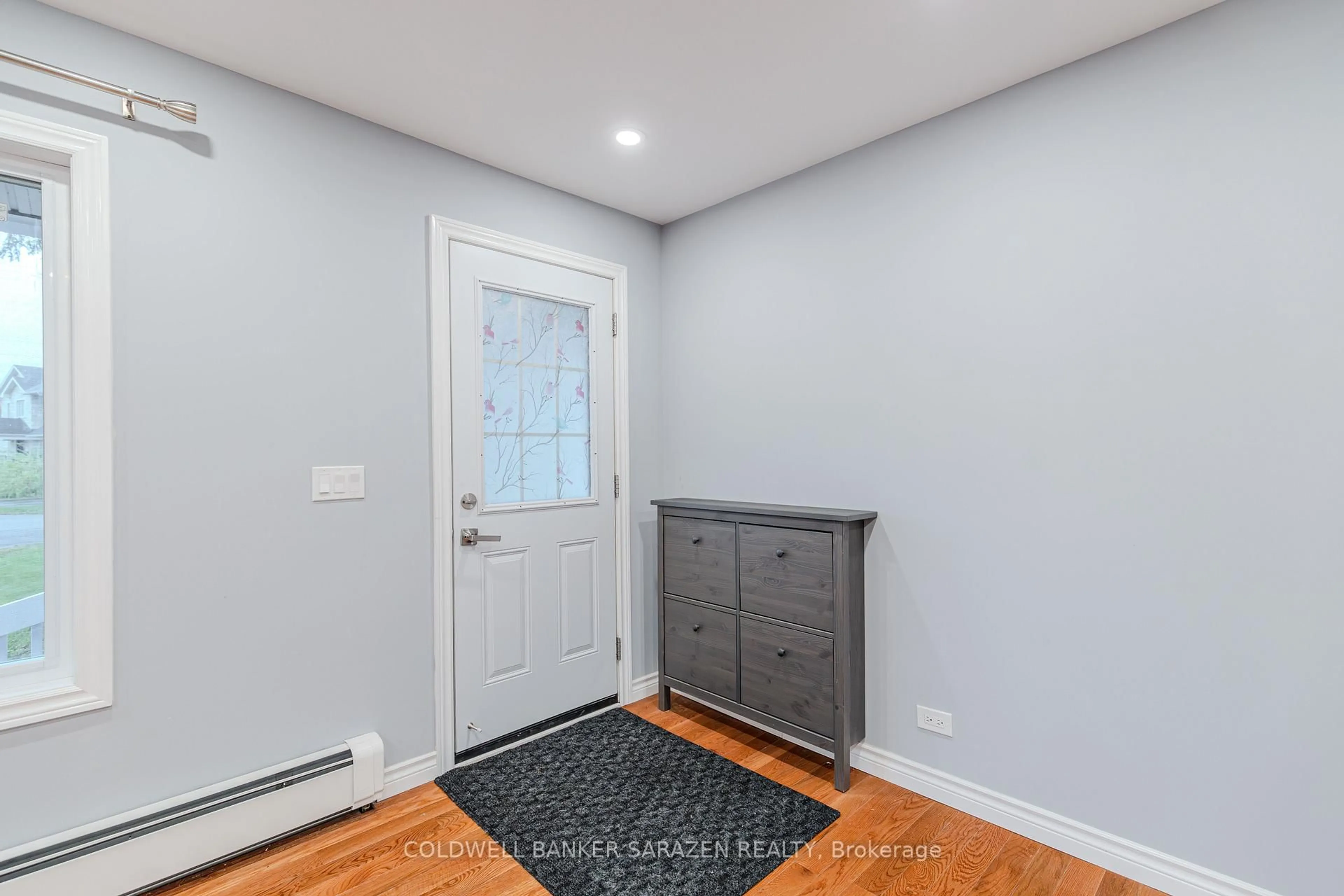 Indoor entryway for 10 Argue Dr, Ottawa Ontario K2E 6S1