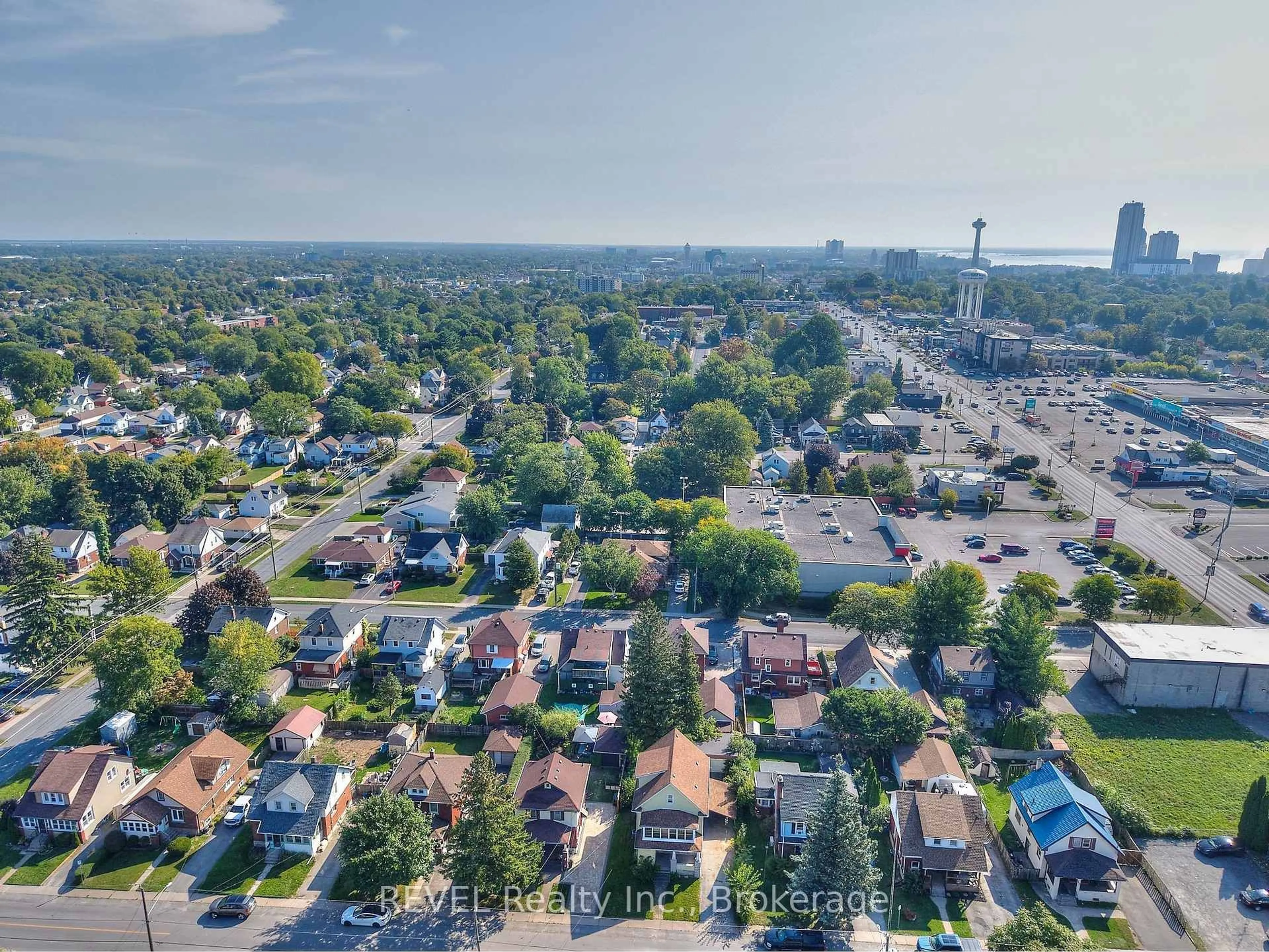 A pic from outside/outdoor area/front of a property/back of a property/a pic from drone, street for 5806 Prince Edward Ave, Niagara Falls Ontario L2G 5J3