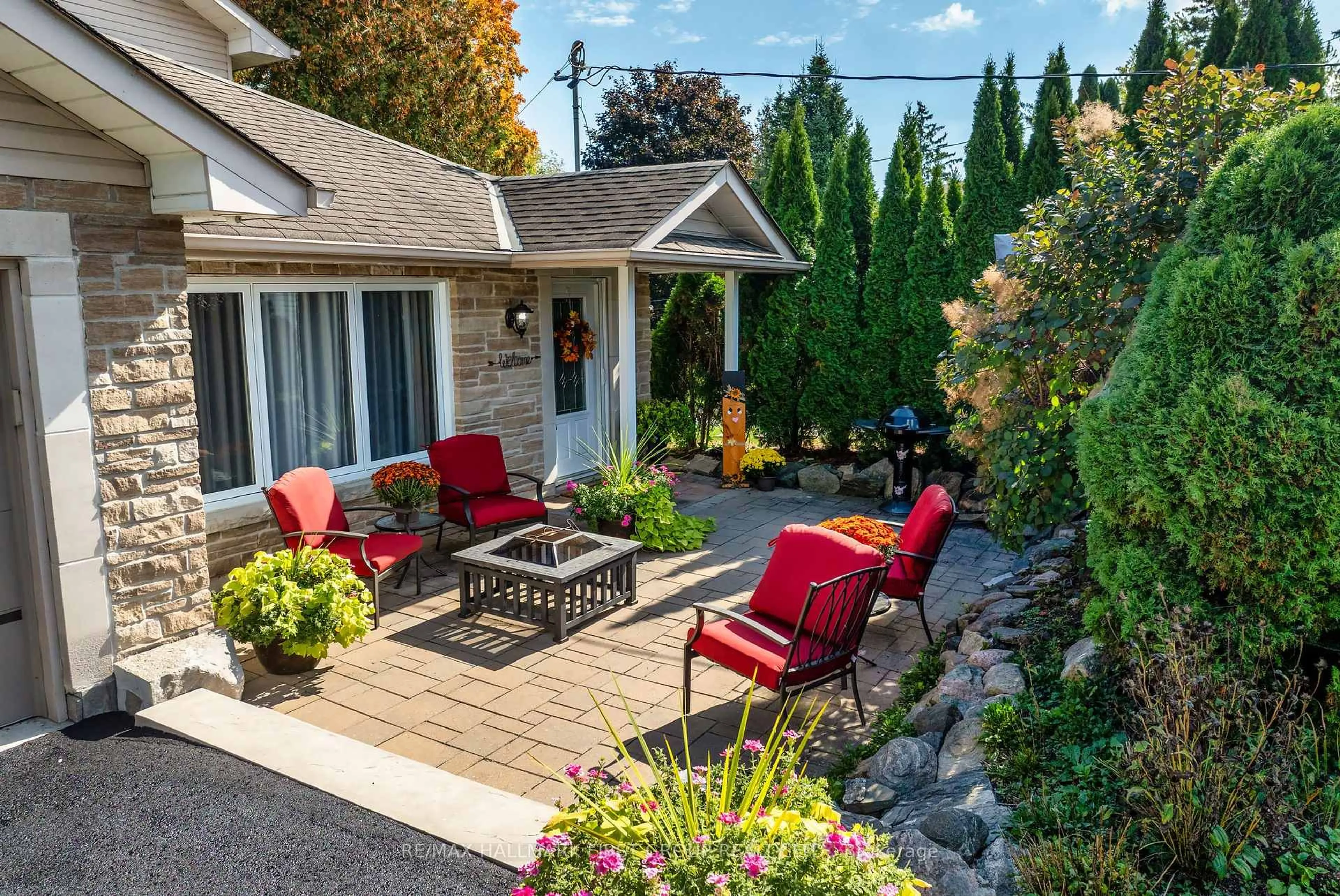 Patio, street for 61 Druan Dr, Kawartha Lakes Ontario L0C 1G0