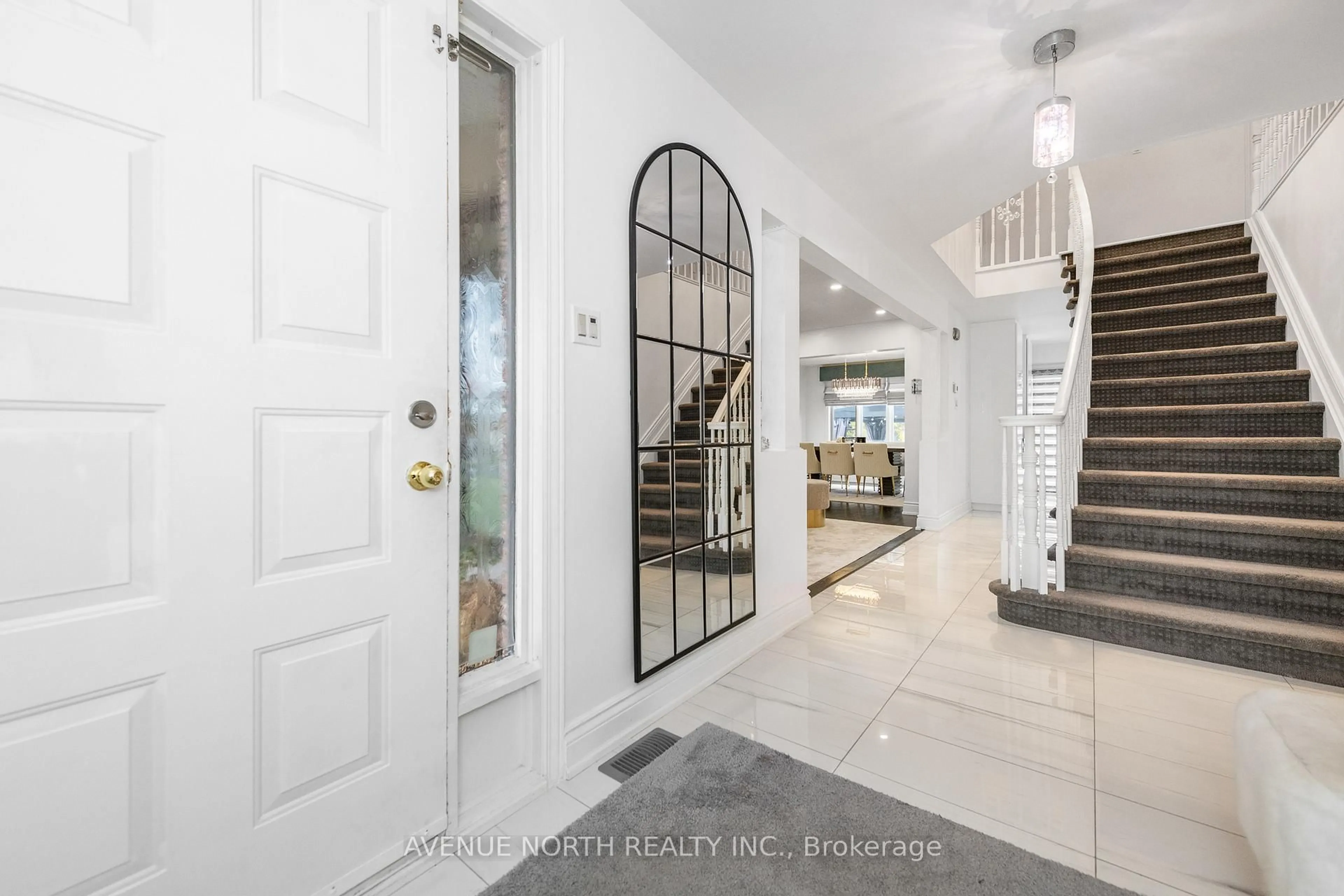 Indoor entryway for 2163 Johnston Rd, Ottawa Ontario K1G 5K2