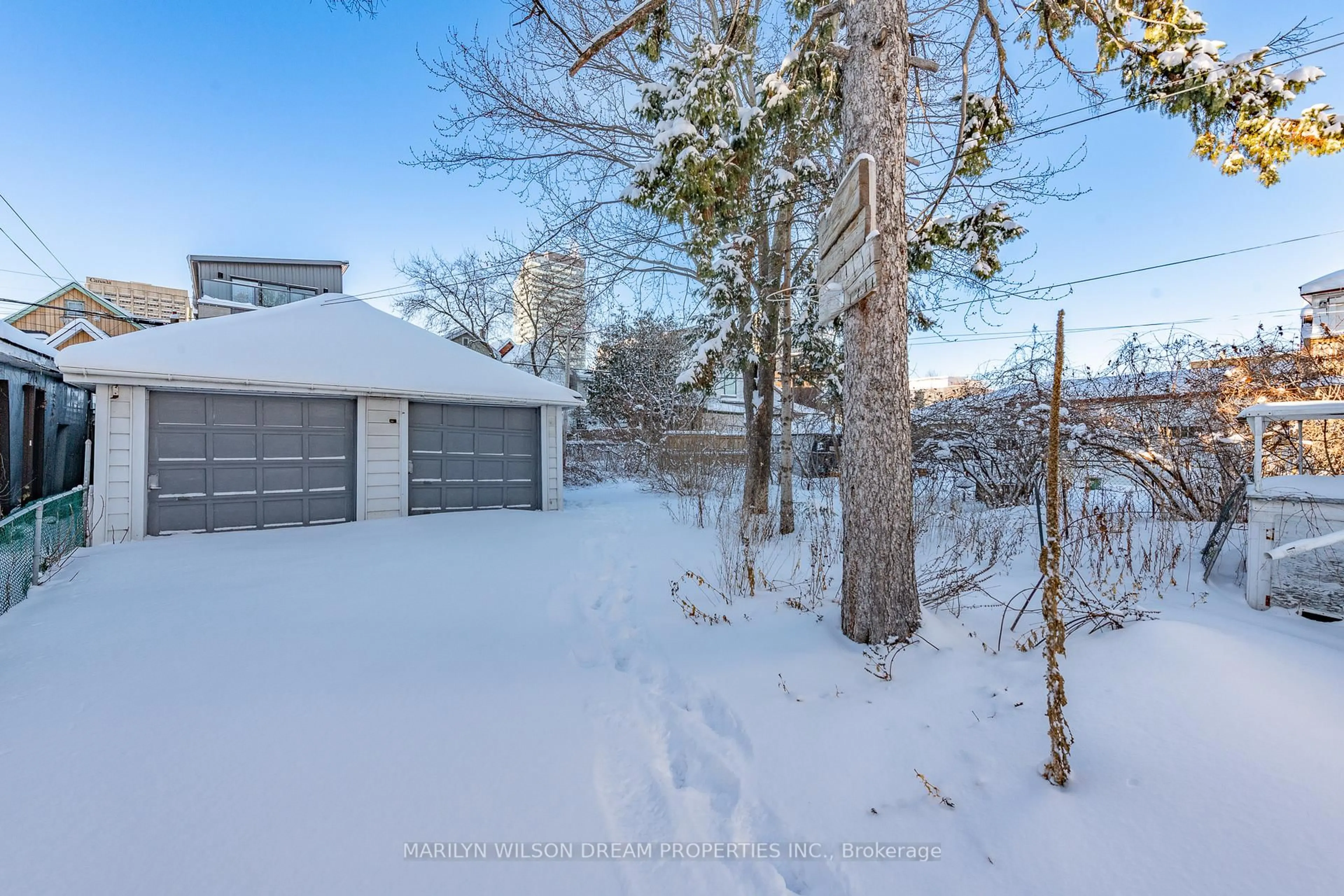 A pic from outside/outdoor area/front of a property/back of a property/a pic from drone, street for 92 Stonehurst Ave, Ottawa Ontario K1Y 1R5