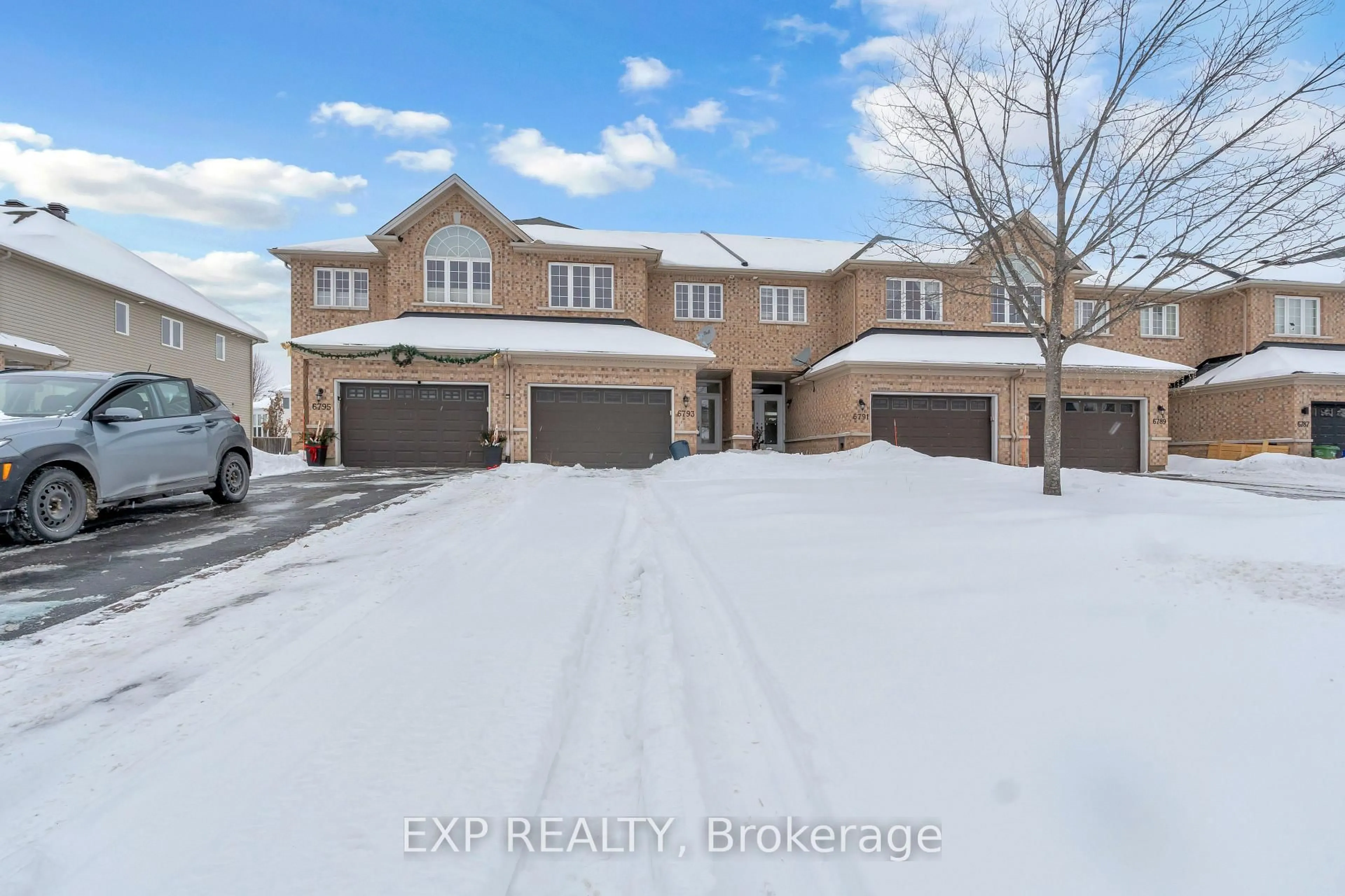 A pic from outside/outdoor area/front of a property/back of a property/a pic from drone, street for 6793 BREANNA CARDILL St, Greely Ontario K4P 0C3
