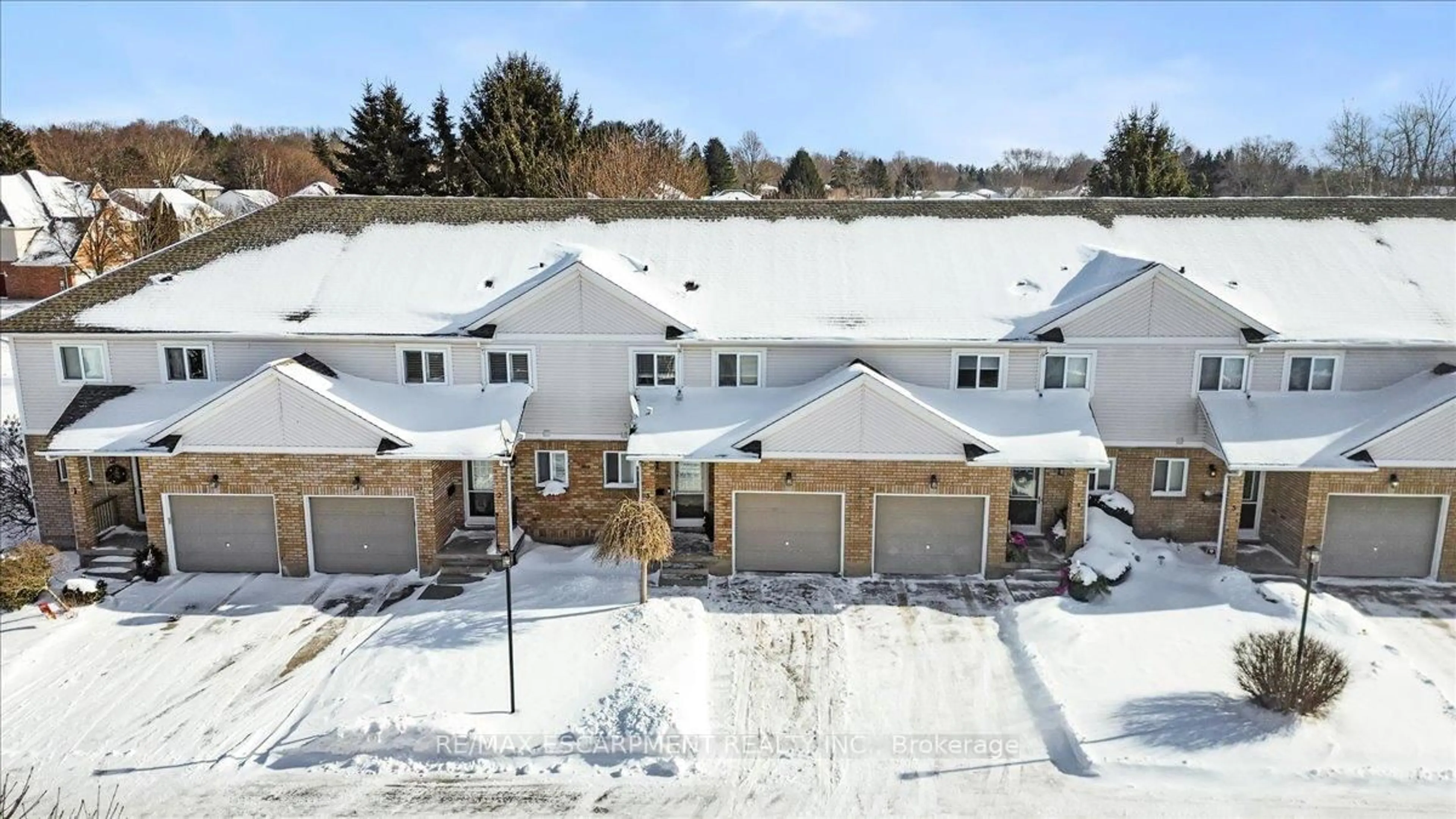 A pic from outside/outdoor area/front of a property/back of a property/a pic from drone, unknown for 25 Meadowvale Dr #3, Pelham Ontario L0S 1E4