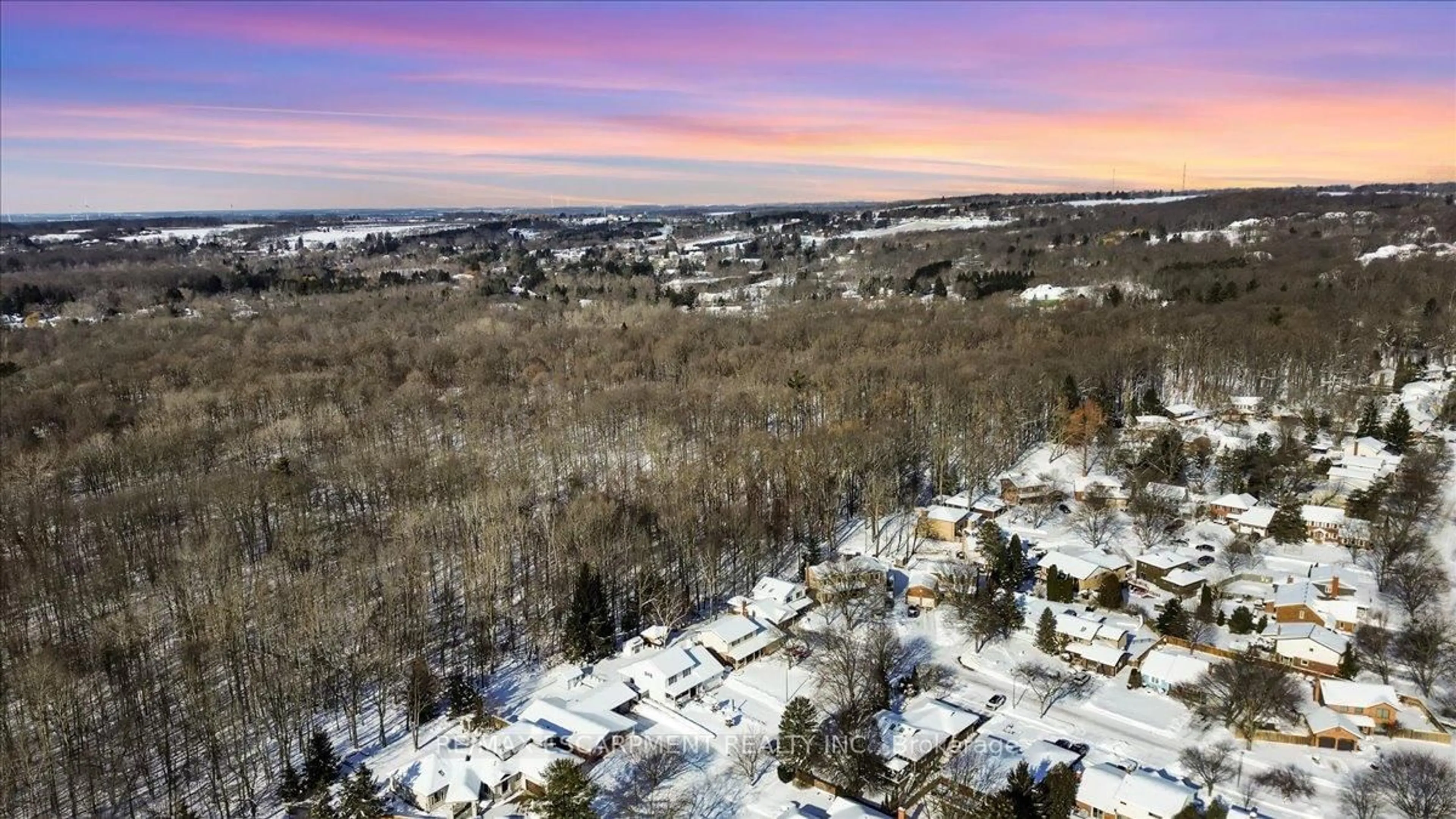 A pic from outside/outdoor area/front of a property/back of a property/a pic from drone, mountain view for 25 Meadowvale Dr #3, Pelham Ontario L0S 1E4