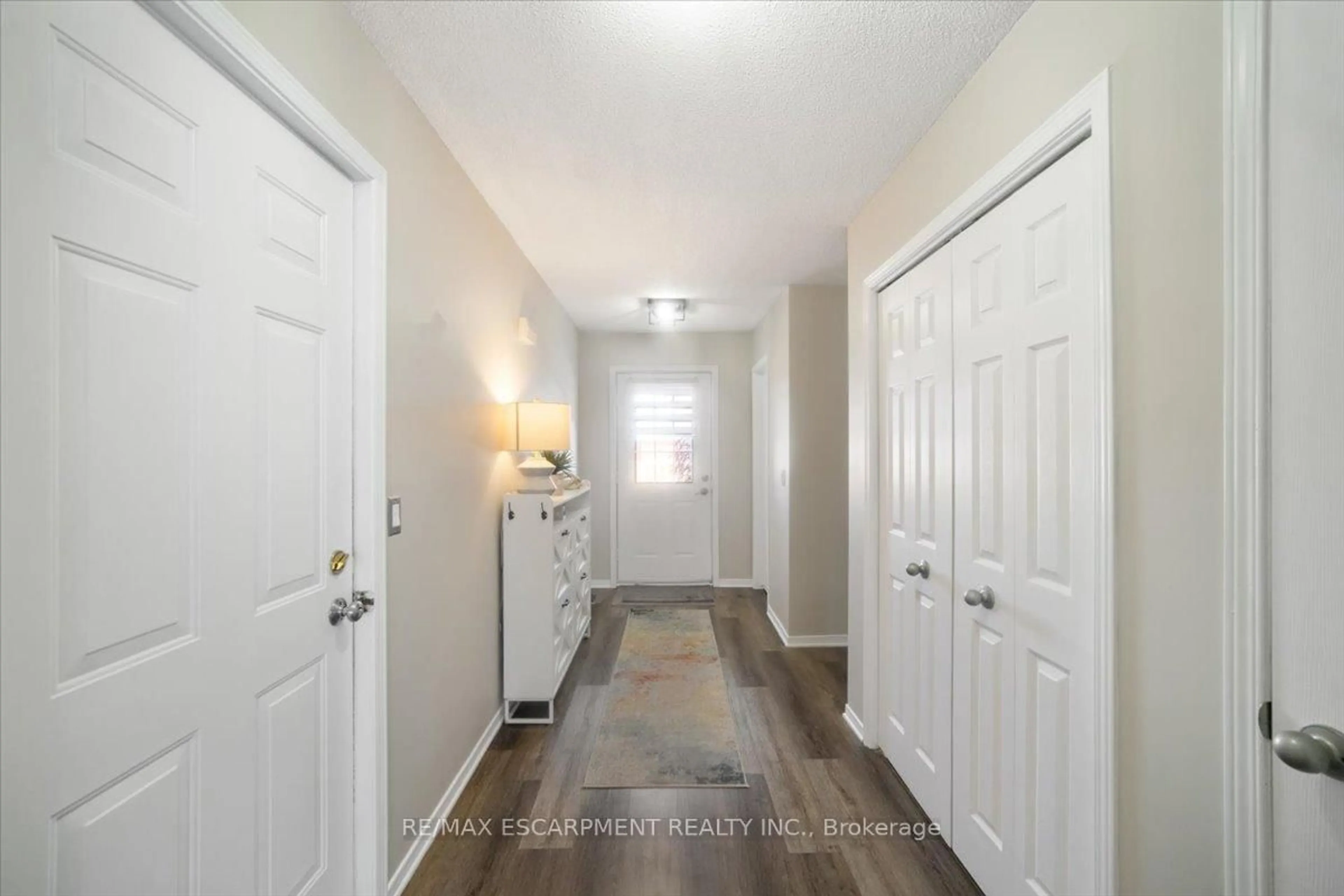 Indoor entryway for 25 Meadowvale Dr #3, Pelham Ontario L0S 1E4