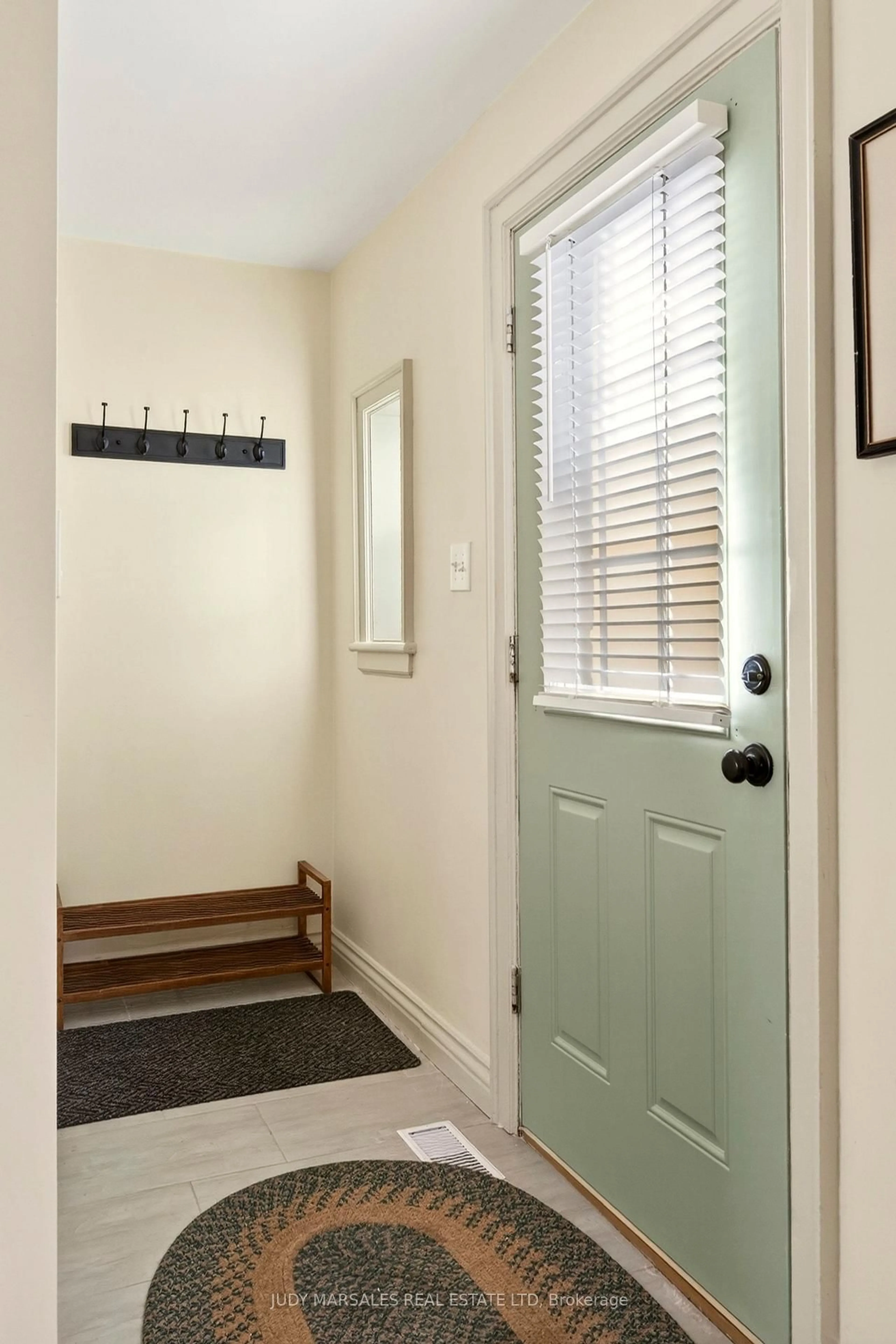 Indoor entryway for 136 Hunter St, Hamilton Ontario L8P 1R1