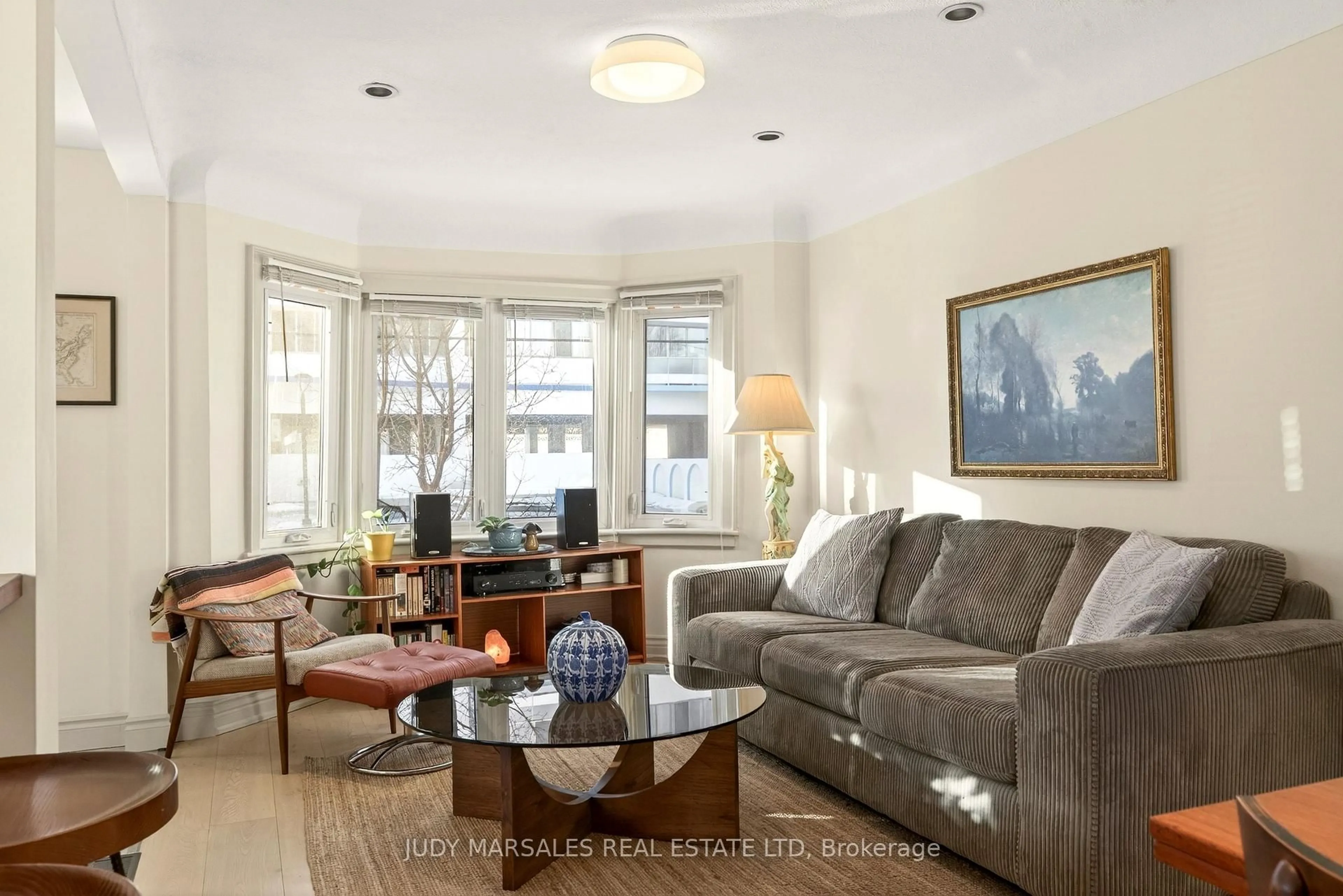 Living room with furniture, unknown for 136 Hunter St, Hamilton Ontario L8P 1R1