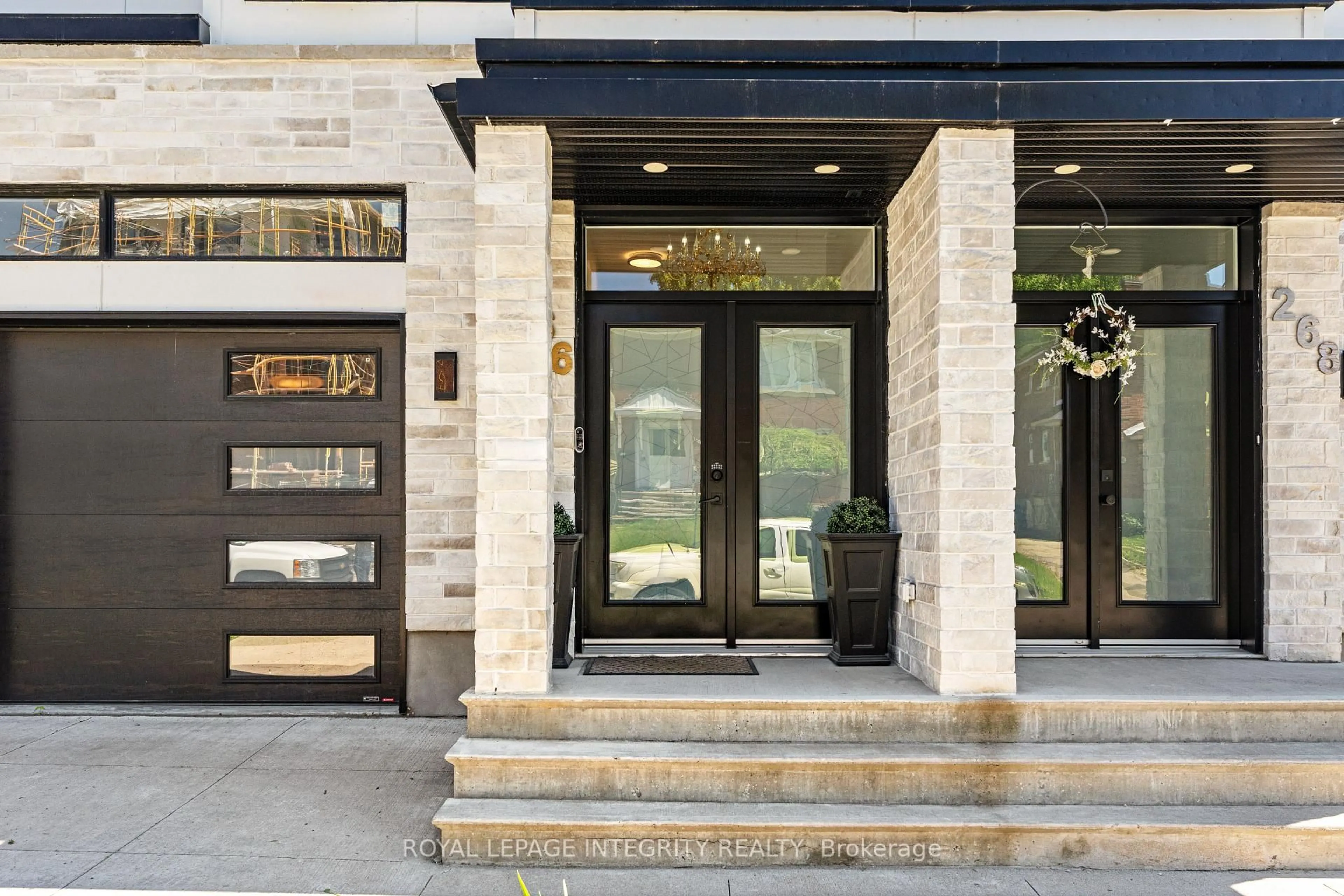 Indoor entryway for 266 Currell Ave, Ottawa Ontario K1Z 7J6