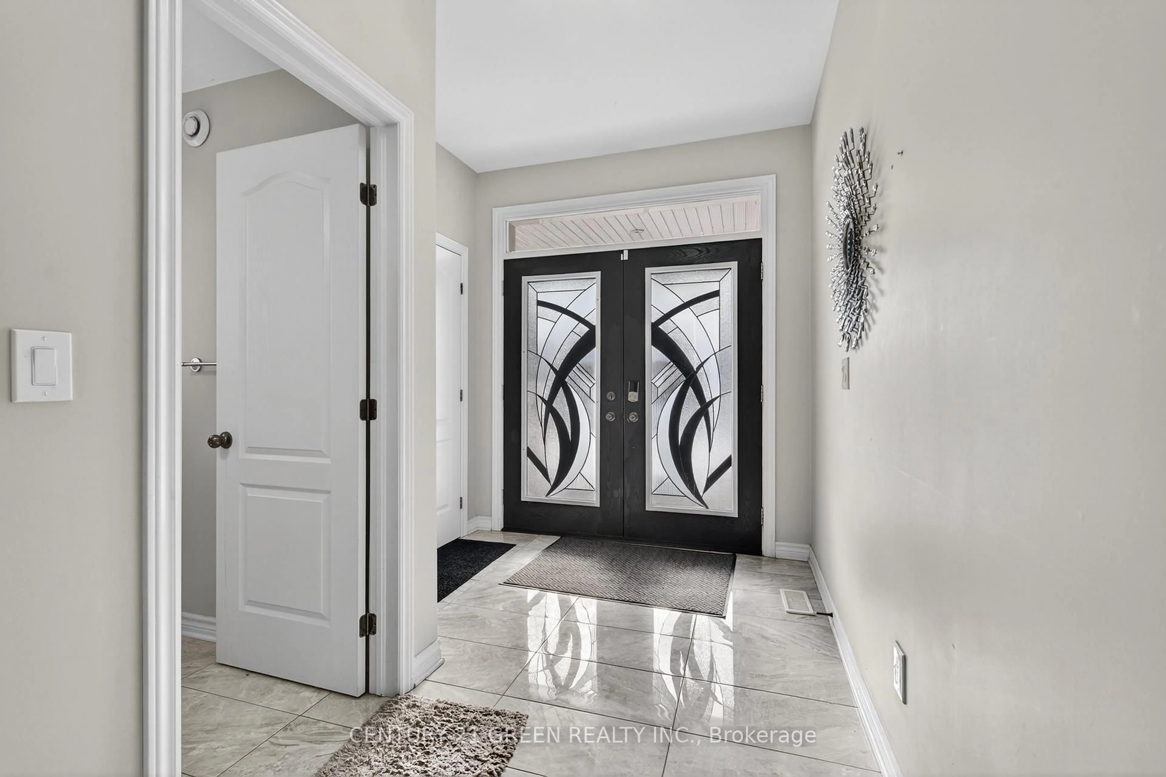 Indoor entryway for 645 Gwen Ave, Kingston Ontario K7P 0M2