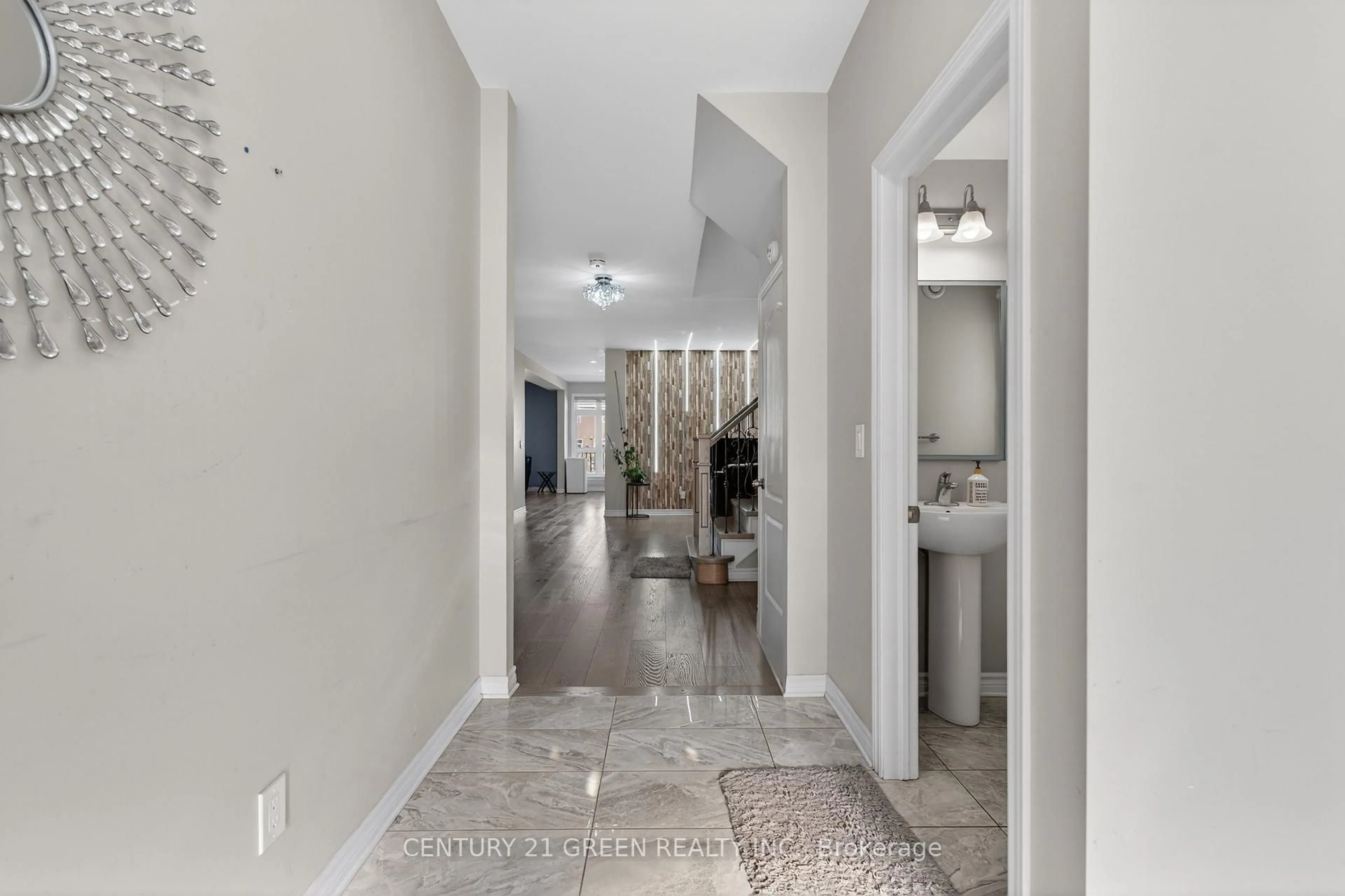 Indoor entryway for 645 Gwen Ave, Kingston Ontario K7P 0M2