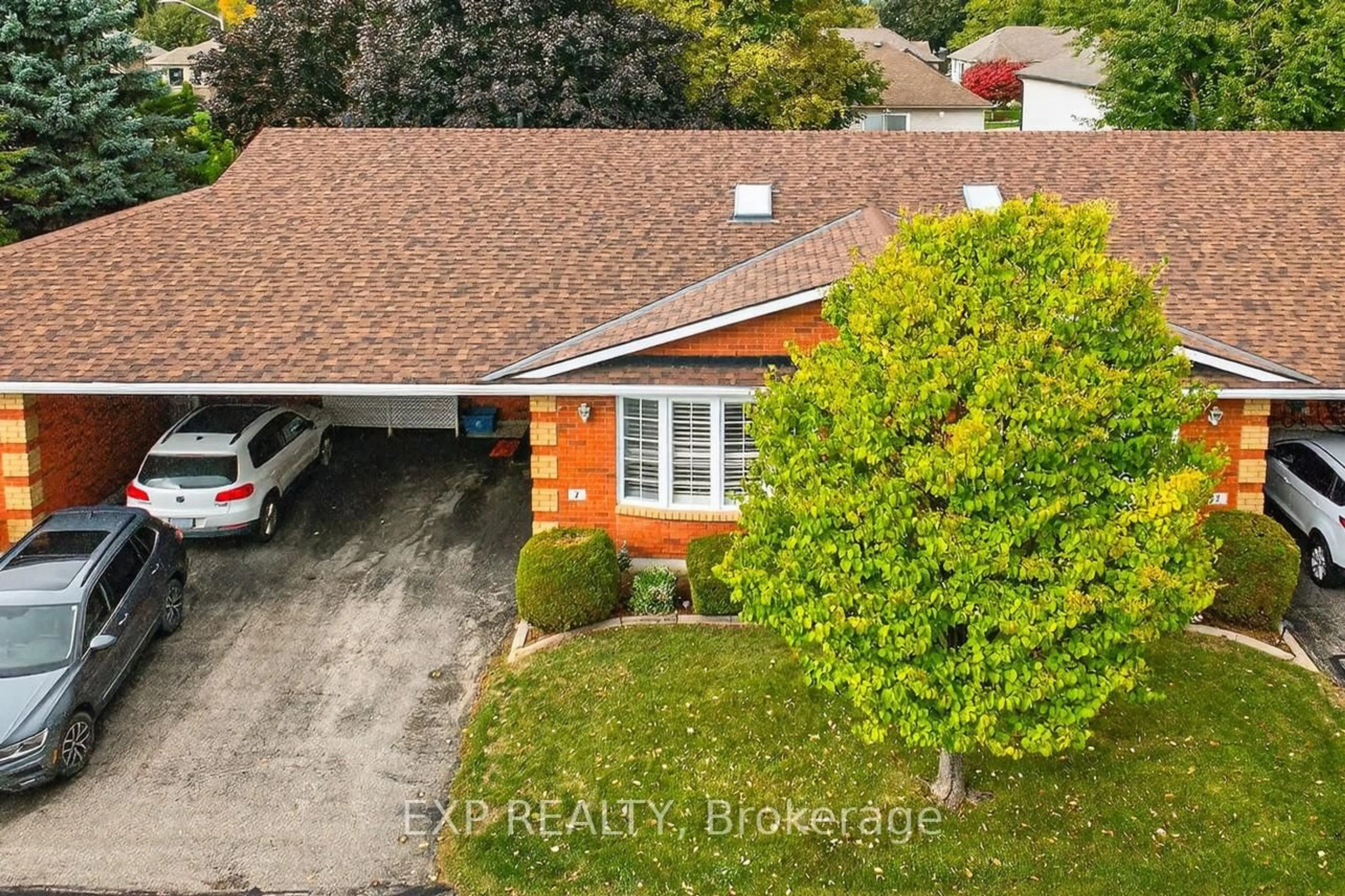 A pic from outside/outdoor area/front of a property/back of a property/a pic from drone, street for 20 Courtland Dr #2, Brantford Ontario N3R 7Y2