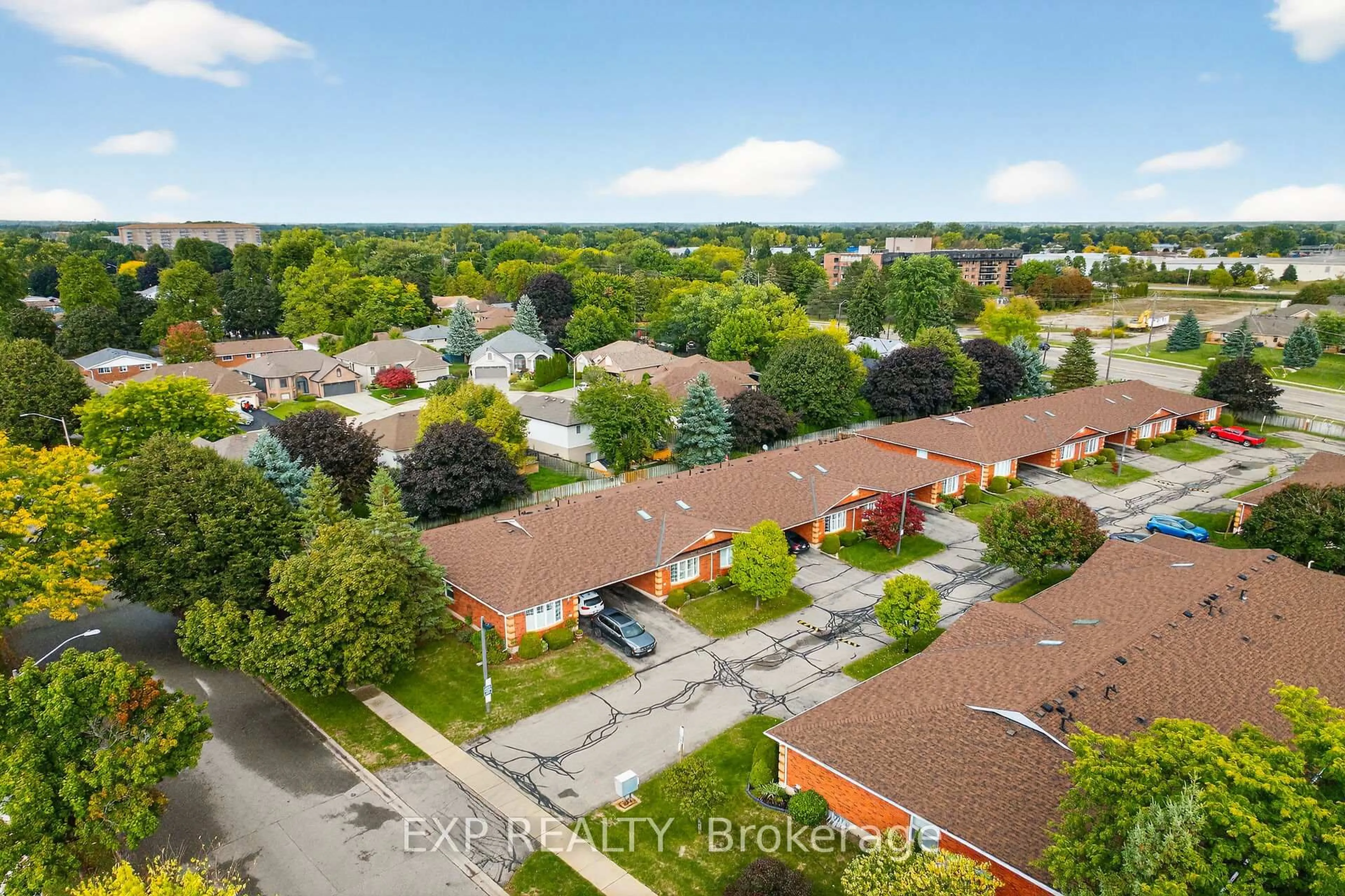 A pic from outside/outdoor area/front of a property/back of a property/a pic from drone, city buildings view from balcony for 20 Courtland Dr #2, Brantford Ontario N3R 7Y2