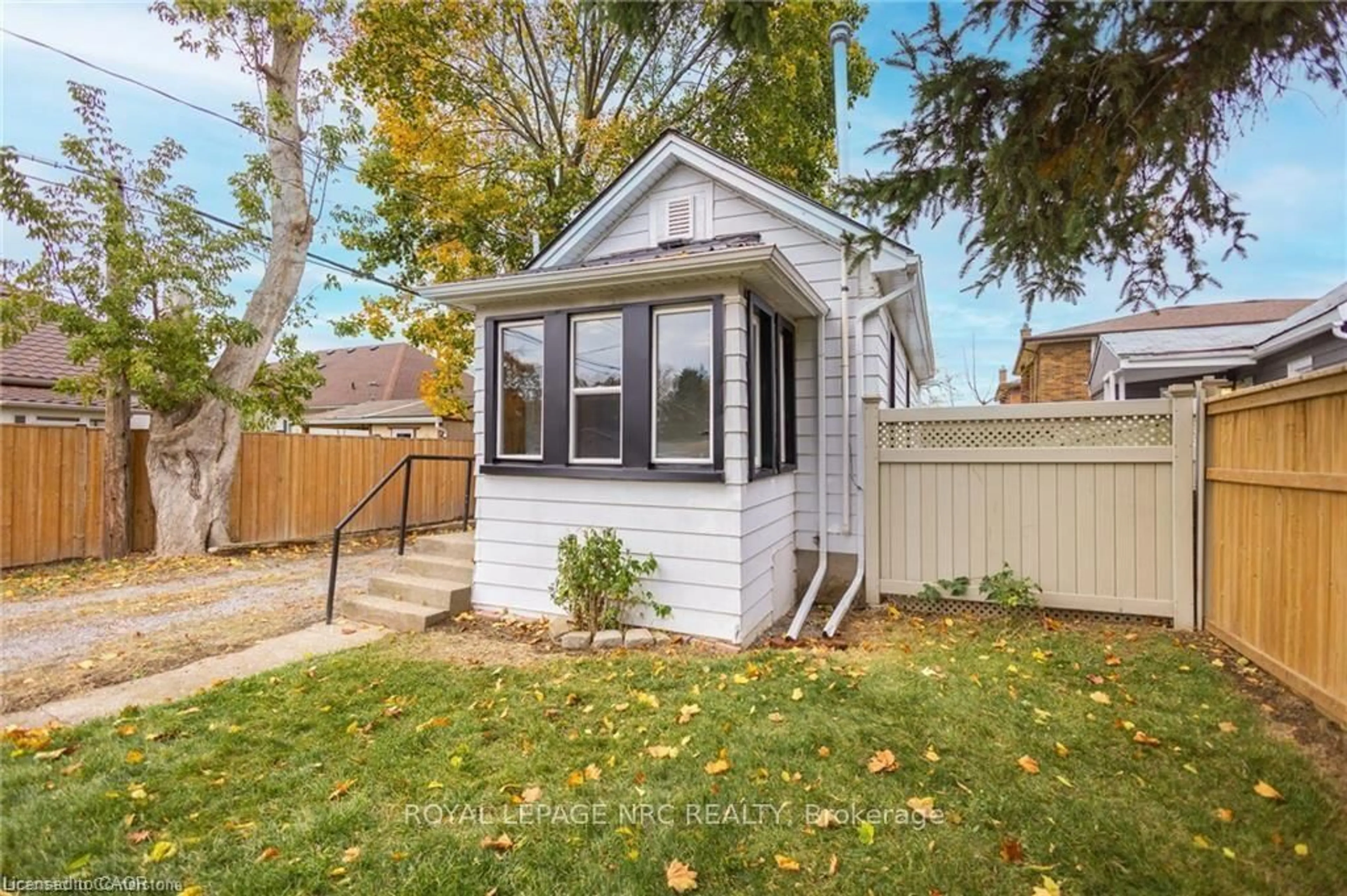 Shed for 11 Perry St, St. Catharines Ontario L2R 1K7