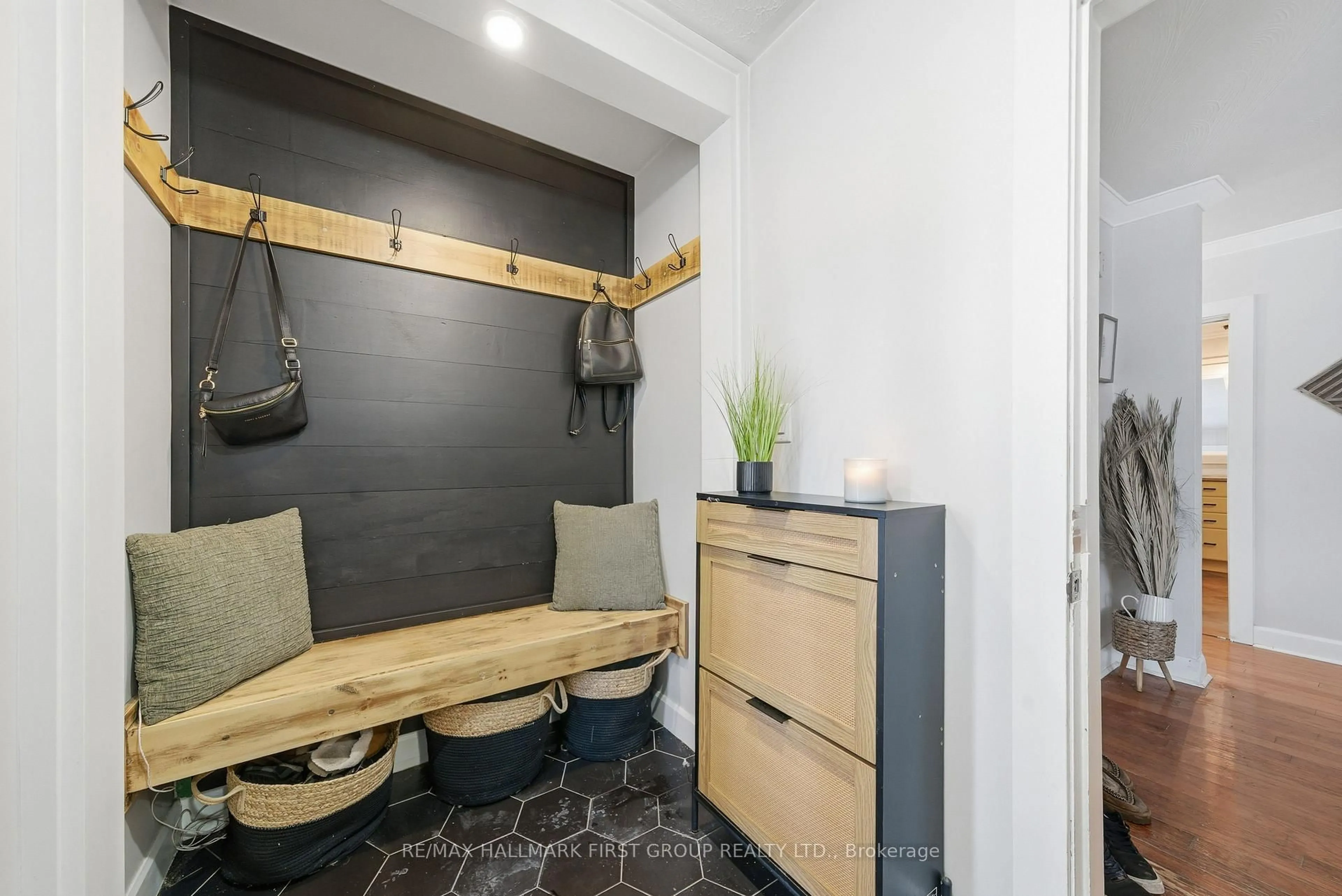 Indoor entryway for 41 Freeman Dr, Port Hope Ontario L1A 2E1