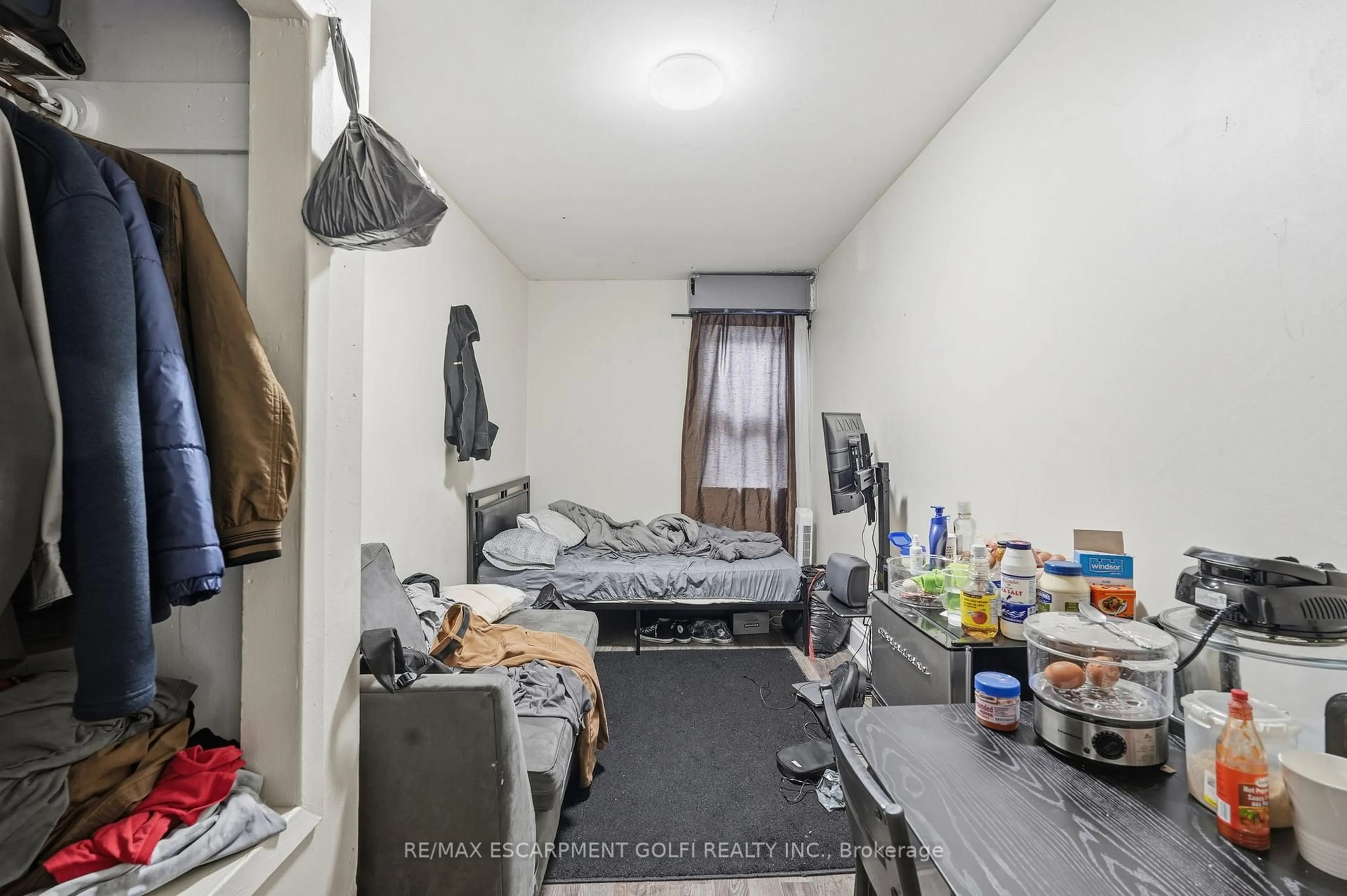 A pic of a room for 90 Sherman Ave, Hamilton Ontario L8L 6M4