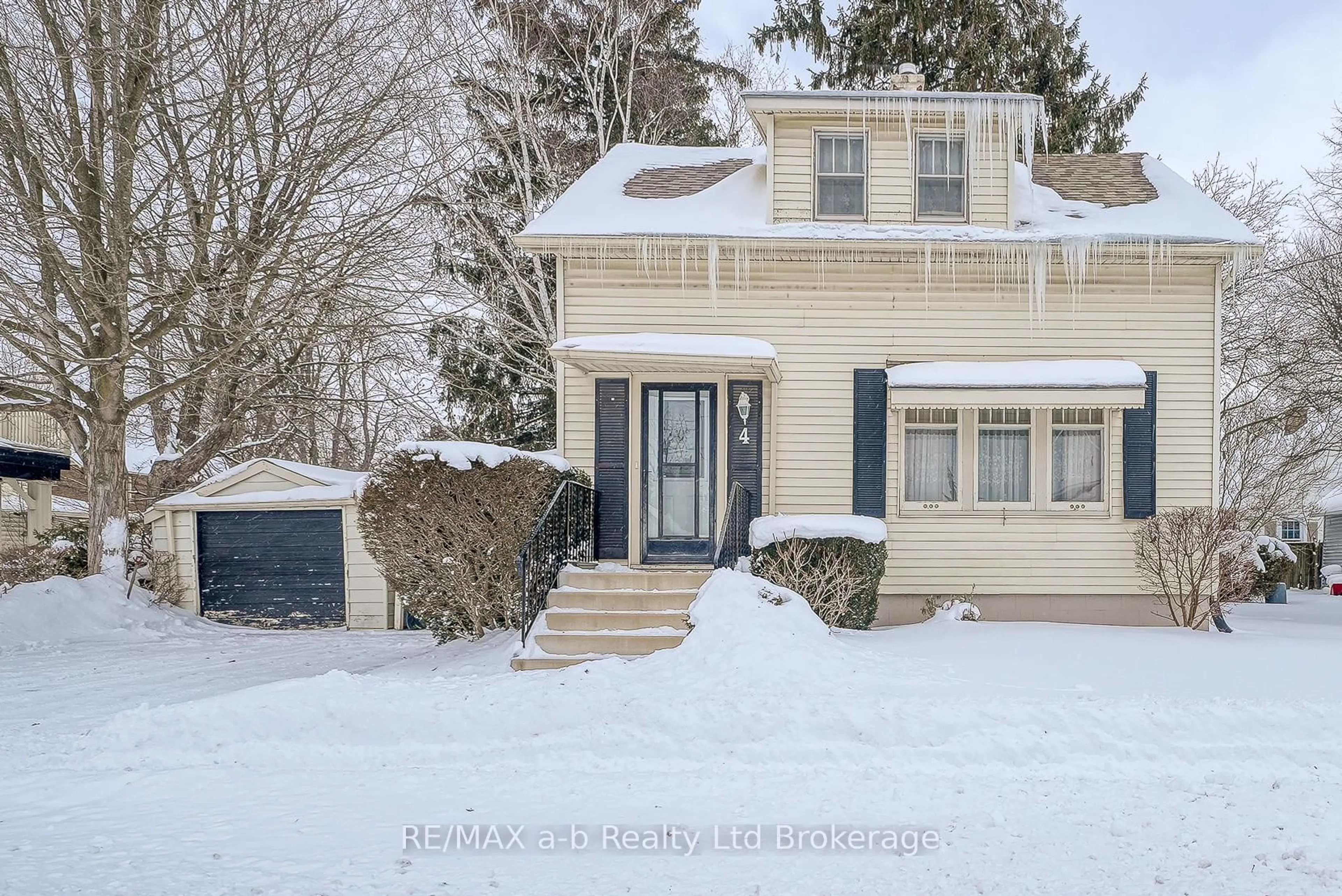 Home with vinyl exterior material, street for 4 Dufferin St, Ingersoll Ontario N5C 2E3