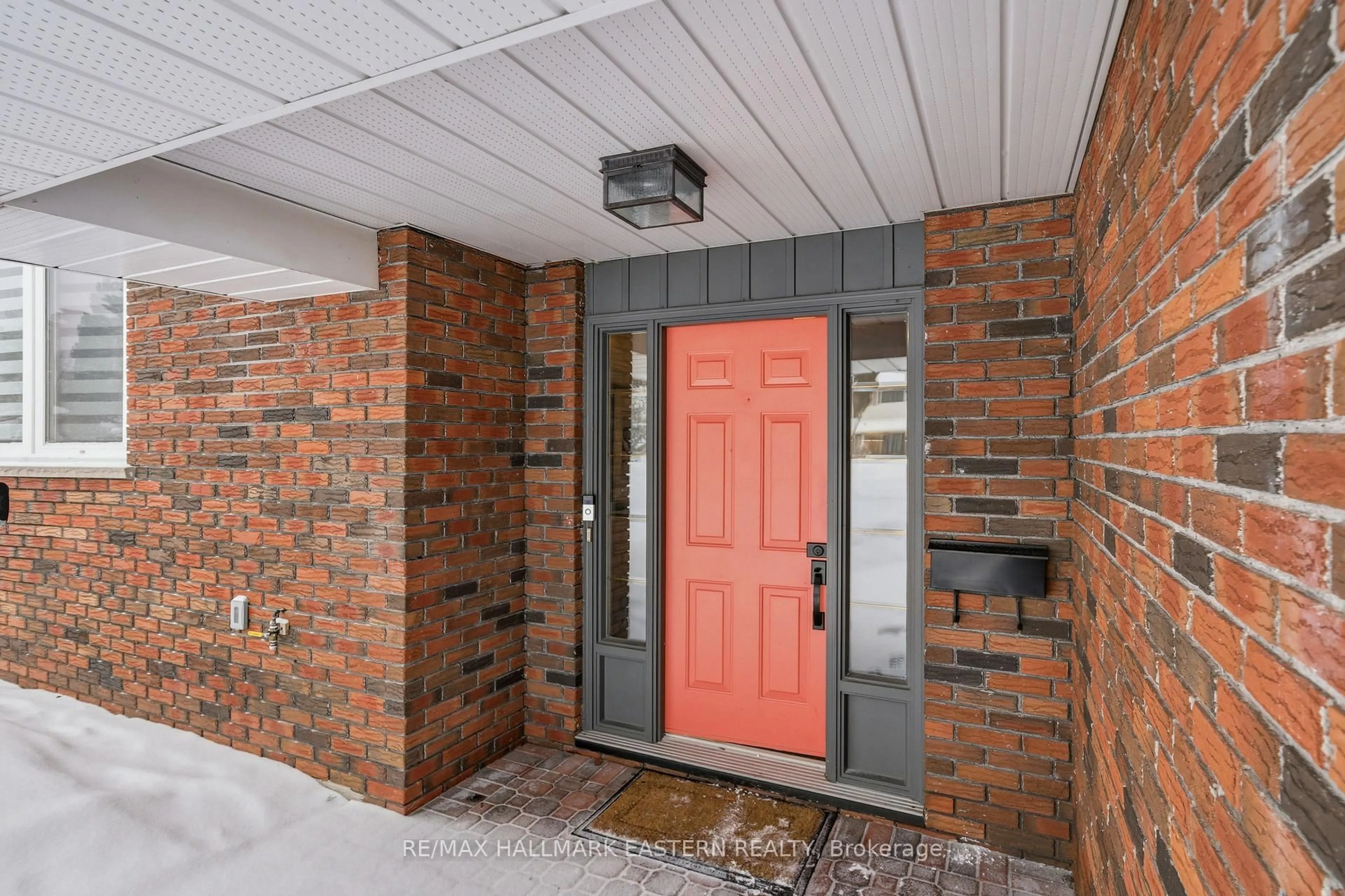 Indoor entryway for 1601 Rocklands Rd, Peterborough Ontario K9J 6R8