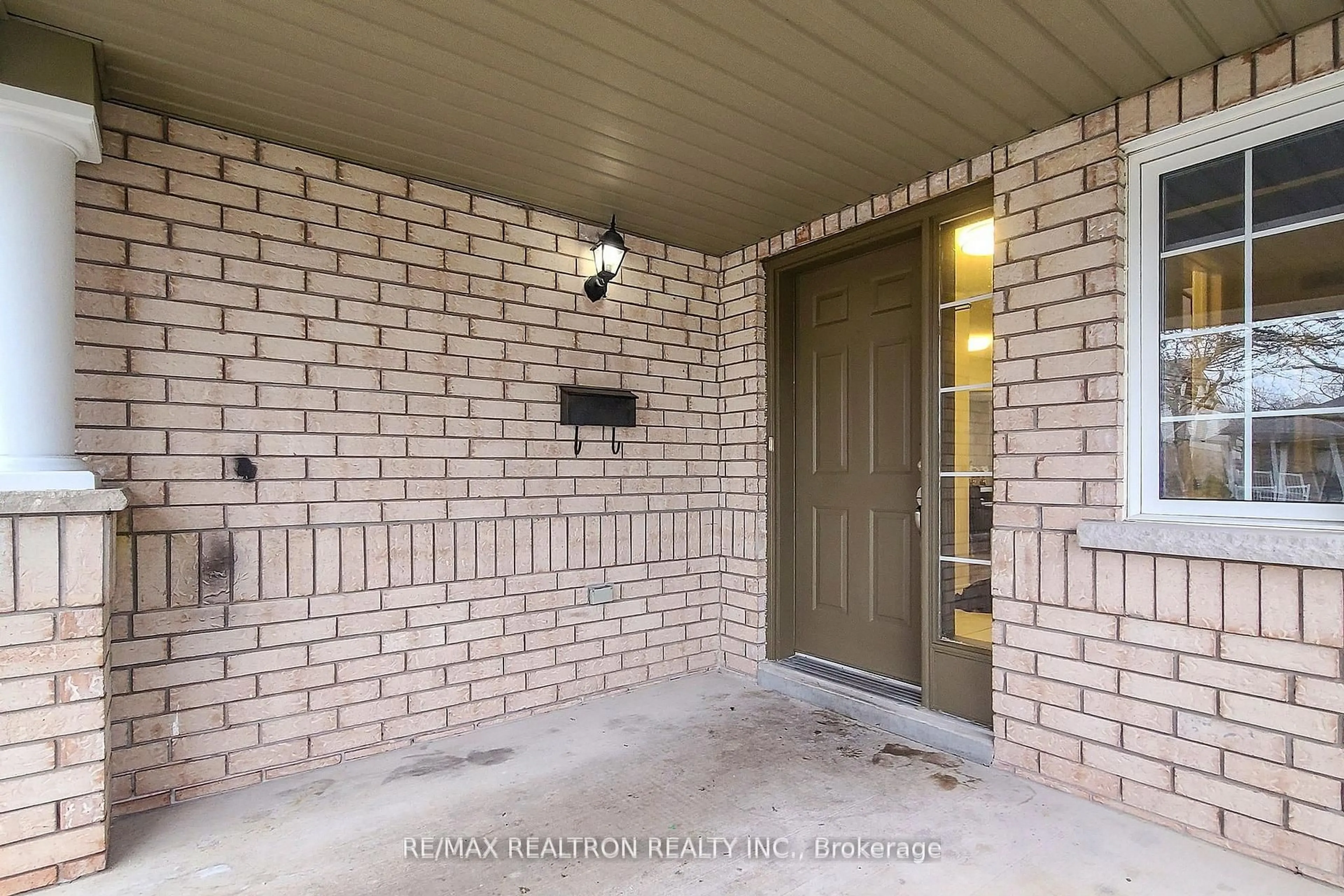 Indoor entryway for 53 Longfellow Ave, St. Catharines Ontario L2R 6N8